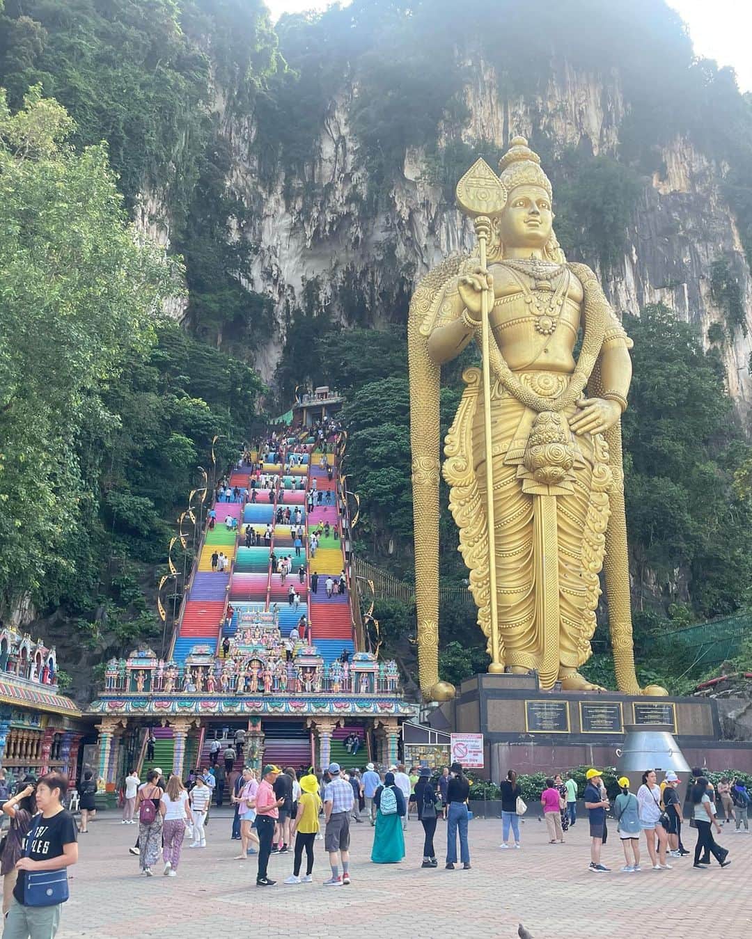 煌月爽矢さんのインスタグラム写真 - (煌月爽矢Instagram)「. . ヒンドゥー教の聖地でヘナアートが映える😂 ⁡ インド系マレーシア人が信仰しているとはいえ、61%がイスラム教という国の中で、ヒンドゥー教は6.0%という少なさ。 でもこれだけ立派な寺院が建てられていて凄い。 ⁡ ストーリーに載せてる様に、野生の猿レベルが凄い😂😂😂 ⁡ ⁡ ⁡ ⁡ Batu Caves的外觀很壯觀〜 看到很漂亮的彩色，爬了好幾層樓梯也不辛苦。 很多野生的猴子🐒 它們對人惡作劇😝 ⁡ ⁡ #バトゥ洞窟 #マレーシア #クアラルンプール #頂いた髪飾り #ヘナアート #を見せるポーズ」8月3日 21時10分 - nakahara.yuuki