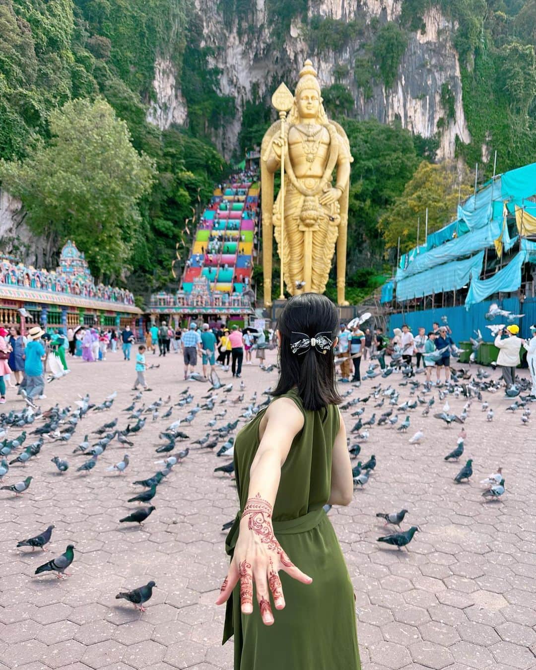 煌月爽矢のインスタグラム：「. . ヒンドゥー教の聖地でヘナアートが映える😂 ⁡ インド系マレーシア人が信仰しているとはいえ、61%がイスラム教という国の中で、ヒンドゥー教は6.0%という少なさ。 でもこれだけ立派な寺院が建てられていて凄い。 ⁡ ストーリーに載せてる様に、野生の猿レベルが凄い😂😂😂 ⁡ ⁡ ⁡ ⁡ Batu Caves的外觀很壯觀〜 看到很漂亮的彩色，爬了好幾層樓梯也不辛苦。 很多野生的猴子🐒 它們對人惡作劇😝 ⁡ ⁡ #バトゥ洞窟 #マレーシア #クアラルンプール #頂いた髪飾り #ヘナアート #を見せるポーズ」
