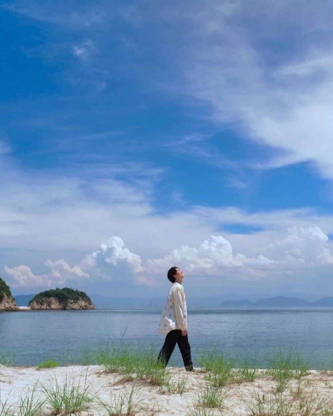 NOPPOさんのインスタグラム写真 - (NOPPOInstagram)「@soratabi_fuji   毎週木曜22:54～23:00 『#空旅をあなたへ－ PREMIUM SKY -』 に出演します。  【旅x音楽】を紹介するこの番組で、香川県・直島へ空旅にいきました✈️  沢山の自然とアートを体験したり拝見できて感性を揺さぶられました🤯 表現の仕方が本当に刺激になった！  あとやっぱり海が大好きだ🌊  素敵な経験をさせて頂きありがとうございました✨ 撮影も素敵なスタッフさん達に巡り会えて終始楽しくて充実しすぎな旅になりました!!  #シットキングス #stkgz #noppo #香川県 #直島 #空旅をあなたへ #soratabi」8月3日 21時11分 - noppo_stkgz