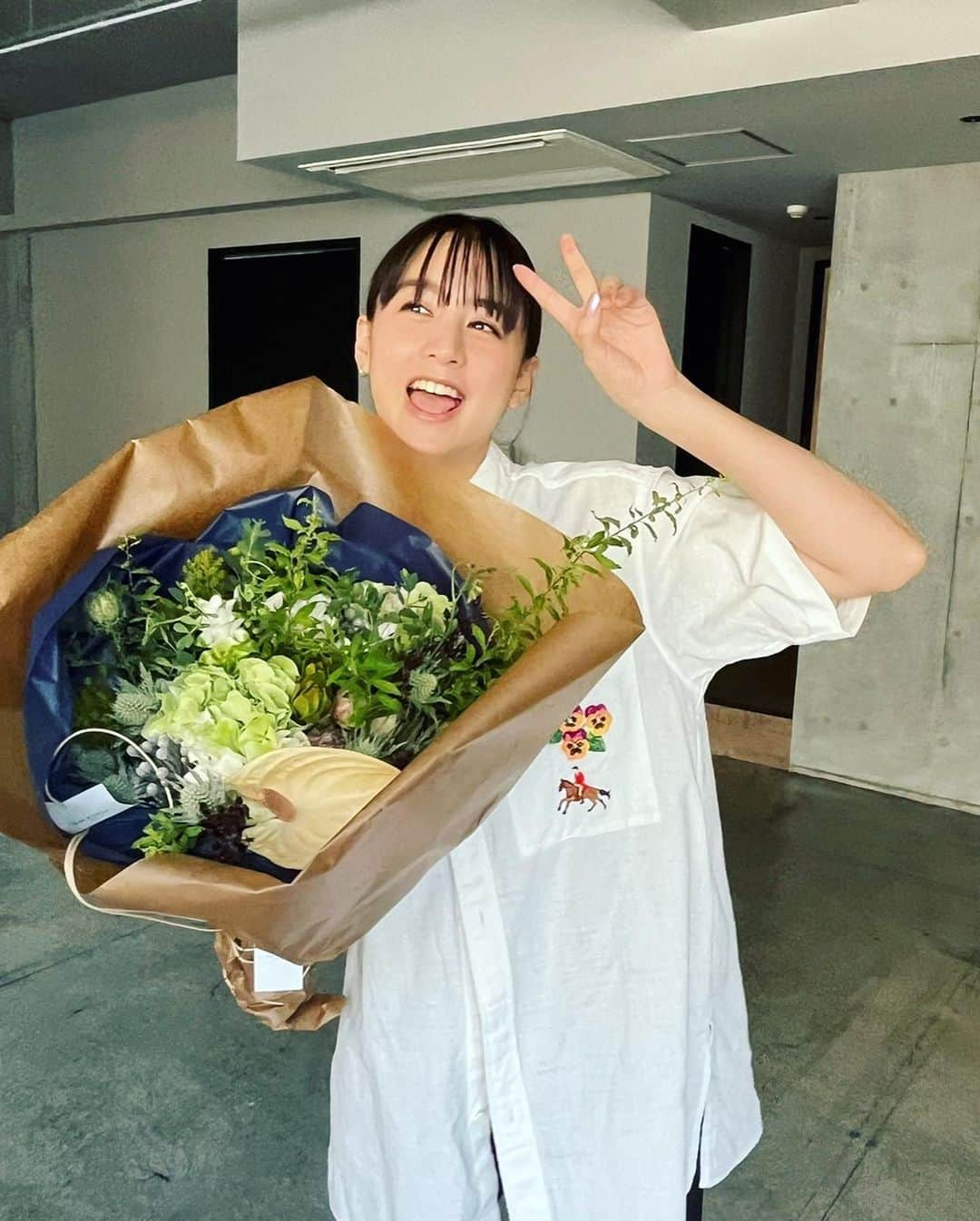 山本美月のインスタグラム：「⋆⸜☾⸝‍⋆ 連載チームから、お誕生日をお祝いしてもらいました★ 美しいお花、嬉しい!!」