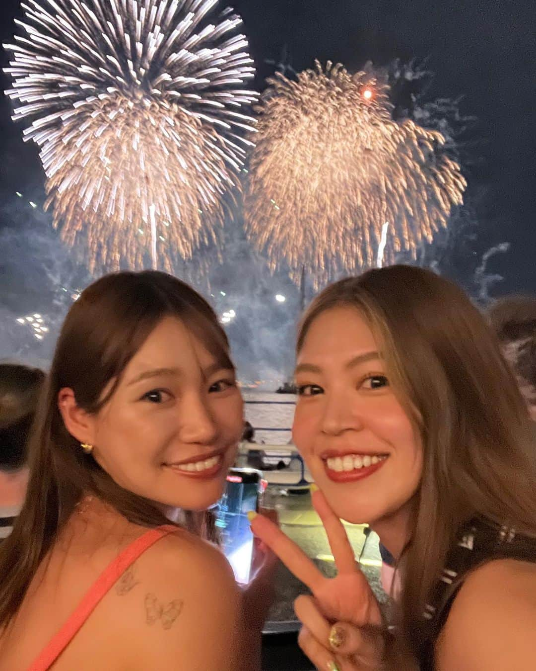 夏希リラのインスタグラム：「久美子とみなとみらいの花火大会に行ってきたよ🎇 花火大会自体も本当に久しぶりに行ったし、こんなに豪華で感動しちゃう花火を久美子と見れた幸せ🫶 気がついたら久美子の二の腕（好きなの）を握ってました🤭  誕プレで贅沢コスメも頂いちゃった😍みんなの憧れクレドポーボーテ！！（何度言っても噛む）大切に使います🥺💓 ぶぅも嬉しそう！  #コロワイド #みなとみらい #みなとみらいスマートフェスティバル #花火大会 #花火 #打ち上げ花火」