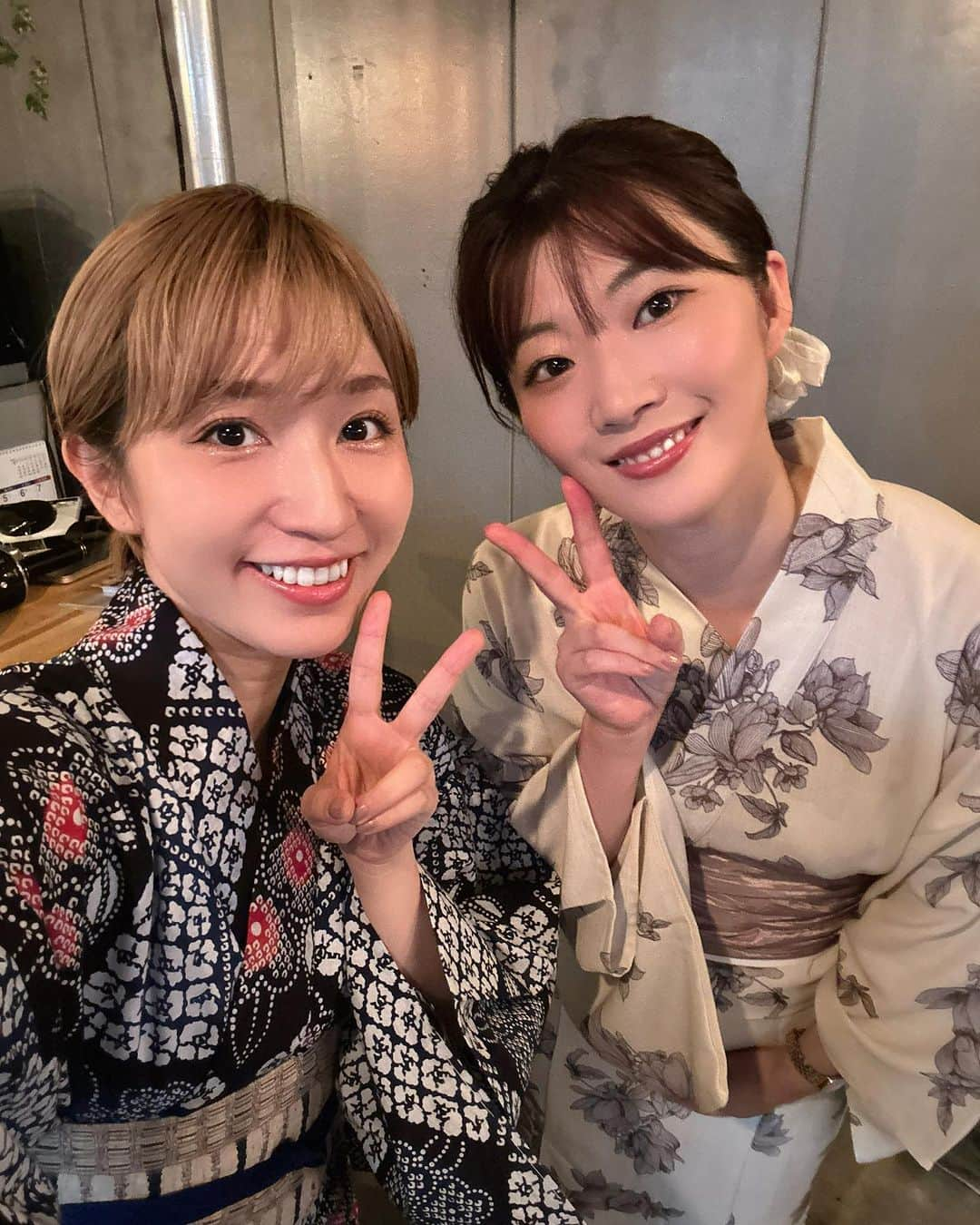 片山陽加のインスタグラム：「✿   先日の スナックはるか💄 来てくれてありがとうございました😊  今回もめちゃくちゃ楽しくて、 あっという間に終わっていった♡ 2部はみんちゃんが来てくれたから 会場に来てくれた方だけが聞ける いろんな話ができた🤭 他言無用でよろしくね💖  そして！！浴衣姿どうでした？？ 今回は2パターンを！！ もう今年は着ることなさそうだけど笑 来年もまた新しい浴衣GETして 片山ファミリーの前で着たいと思います♪  コメントで、 「楽しかった」「また参加するね」 「次回は参加したい」などなど 言ってもらえて本当にありがたいなと🥺 会社員になり、1人でやらなきゃいけないことも増えて、 イベントやるのってこんなに大変なんだと痛感したけど イベントをやるたびにみんなが来てくれて 「楽しかった」って言ってくれて。 イベントをやらせてくれる寛大な会社にも本当に感謝。  みんなの支えがモチベーションになって 仕事もイベントの企画も頑張れてます！！  卒業して丸9年目になる今年。 舞台役者を休業し、会社員になっても 変わらず来てくれて本当に本当にありがとう！！ 今年は一緒に夏の思い出作ってくれてありがとう😊  改めて、 みんちゃん、そしてみんちゃんファン いつも応援してくれる片山ファミリーのみんな ありがとうございました！！！  次回は10月の14日or15日に 「スナックはるか」開催しようと思うので 空けておいてくれたら嬉しいなっ！！  #スナックはるか#感謝#ありがとう#アリガトウ#夏の思い出#ボンズハウス#両国」