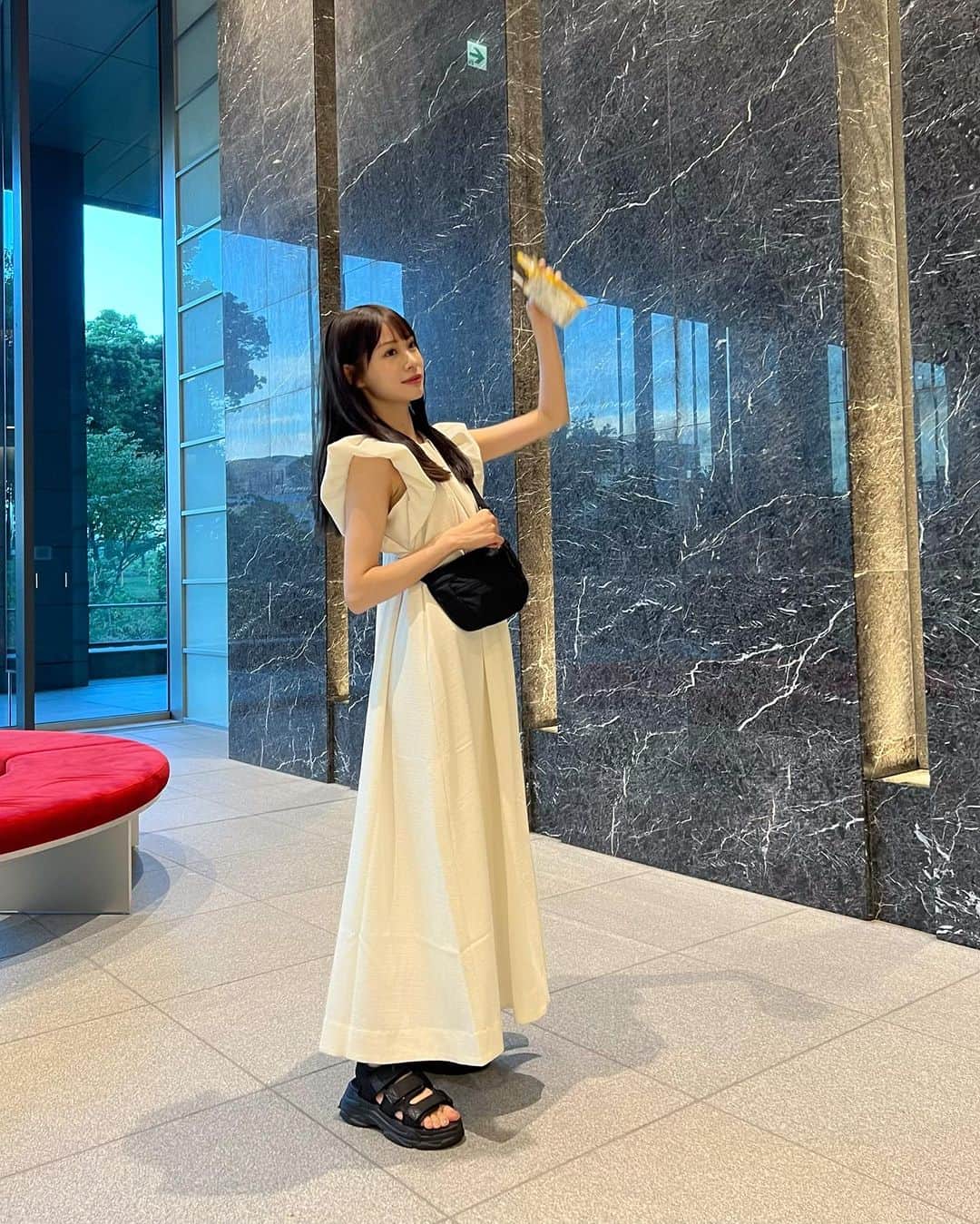 のインスタグラム：「左手にゴミ！と可愛いワンピース👼🏻 #くれはふく」
