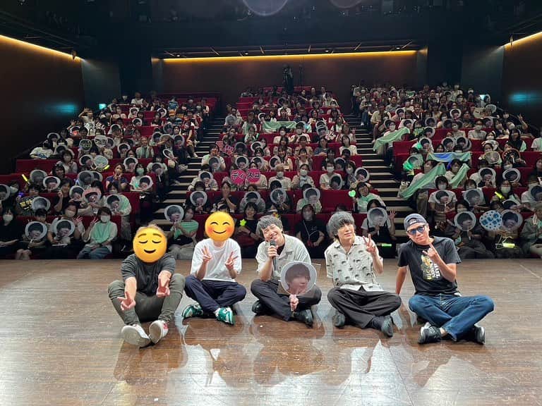 ほしのディスコのインスタグラム：「8/1 パーパーほしのディスコ ONE MAN LIVE 「Dual Wielding」 ありがとうございました！  お笑いも歌も両方やるライブをいつかやりますとずっとインタビューなどで言っていたのがやっと実現できました！ 最高でした！ 歌の方は今までずっと地道に練習してきた歌がやっと人に聴いてもらえるレベルにはなれたのかなと思いました！2公演目であんまり声出てなかったのはまだまだ課題です！  ピンネタはR-1ぐらんぷり2020ぶりくらいだったのでめちゃくちゃ不安でギリギリまで悩みましたが、自分のやりたいネタができて本当によかったです！改めてコントが好きだなと思いました！この数年でやりたいことをいろいろとやれたので、原点に戻ってコントも頑張っていきたいです！  毎年このライブやっていけるように頑張ります！来年はツアーに！  #パーパーほしのディスコ  #ワンマンライブ #dualwielding  #2日経ってまだ筋肉痛が続いています」