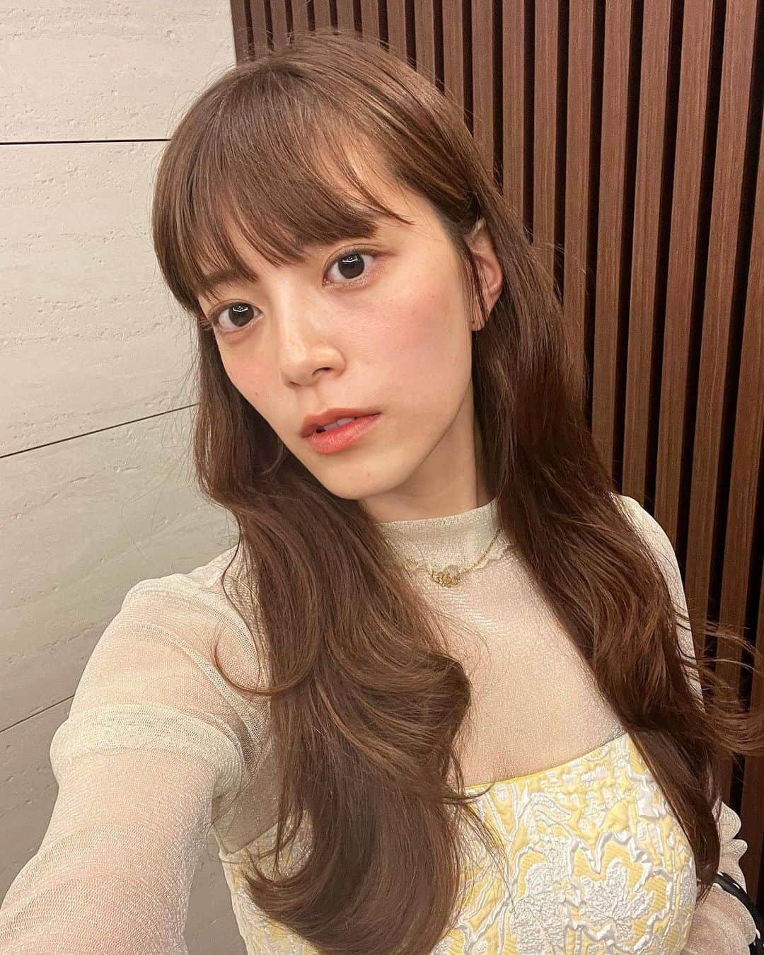 三谷紬さんのインスタグラム写真 - (三谷紬Instagram)「🍋🧡 自撮りを載せてみる…🫣 自分で髪の毛巻いたりすることって ほとんどないのですが、 この日は珍しく時間があって巻いたので…🤍 日焼けしたくないから この夏はシースルートップス結構着てます☀️ * #プライベート#自撮り#恥ずかしい#ヘアセット#髪の毛#巻いた#シースルートップス#シースルー#黄色#白#巻き髪#テレビ朝日#アナウンサー#三谷紬」8月3日 21時19分 - mitani_tsumugi