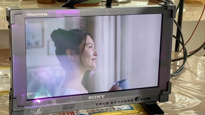 モラレスしれなのインスタグラム：「． ブルースカイソーラーのcmはみて頂けましたか🌞  1枚目はNGシーン🤣 この日太陽ピッカーんてしてて ほんと眩しかったんよ笑笑  メイキング映像フルver.4分間のものが YouTubeで見れるので検索してみて〜🌱  #ブルースカイソーラー #cm #ロサリオ恵奈」