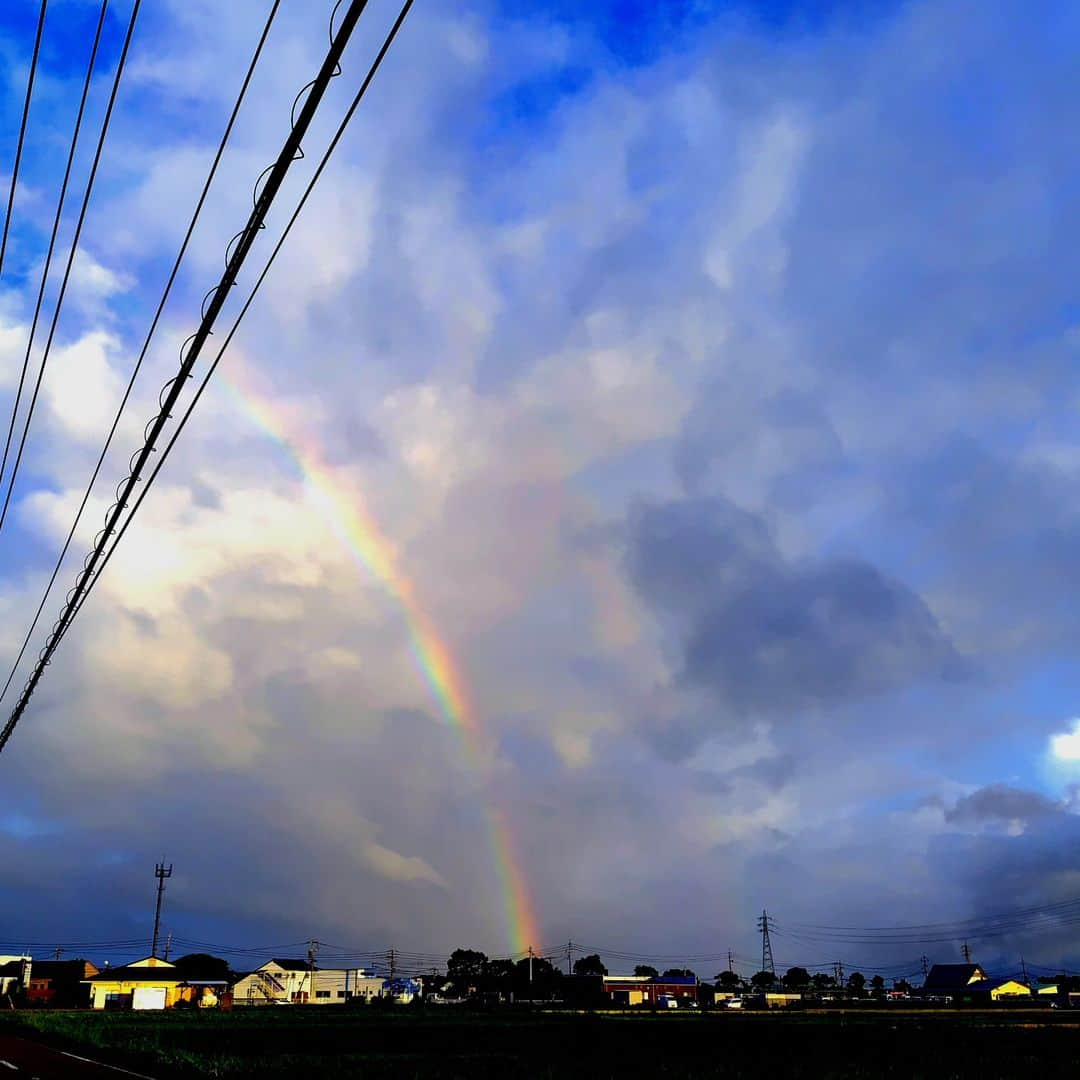 舞咲りんさんのインスタグラム写真 - (舞咲りんInstagram)「虹🌈  いくつになっても 虹を見つけると 心が踊ります✨✨✨  今日あった 落ち込む気持ちも なんでも無かったよーに 感じさせてくれる😊  【明日は今日より良い日になる！】  そう信じて。。。  保育の仕事も 大学の仕事も 芸名の仕事も  私にとっては 真剣勝負  今日は少しだけ 怖じ気付く自分自身がいたのですが💦  この虹を見て 「前を見なきゃ！」と 思えました☺️  明日も笑顔で 可愛い子どもたちと 沢山関わって遊びたいです🩷🩷🩷  #虹 #Rainbow #虹の向こうに #青空 #台風 #気をつけて #過ごしましょう #落ち込む #そんな日があっても #今が #学ぶ時と #気持ちを #切り替えて #止まらず #進んでいきたい #頑張る #気持ち #大切 #負けるもんか」8月3日 21時22分 - maisaki_rin_85