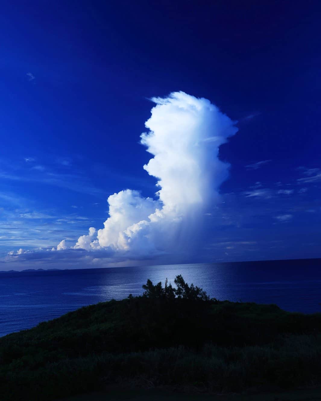 安田慎一のインスタグラム：「沖縄絶景📸  日没待つ間もずっと海のかなたは良い景色見せてくれます😊」