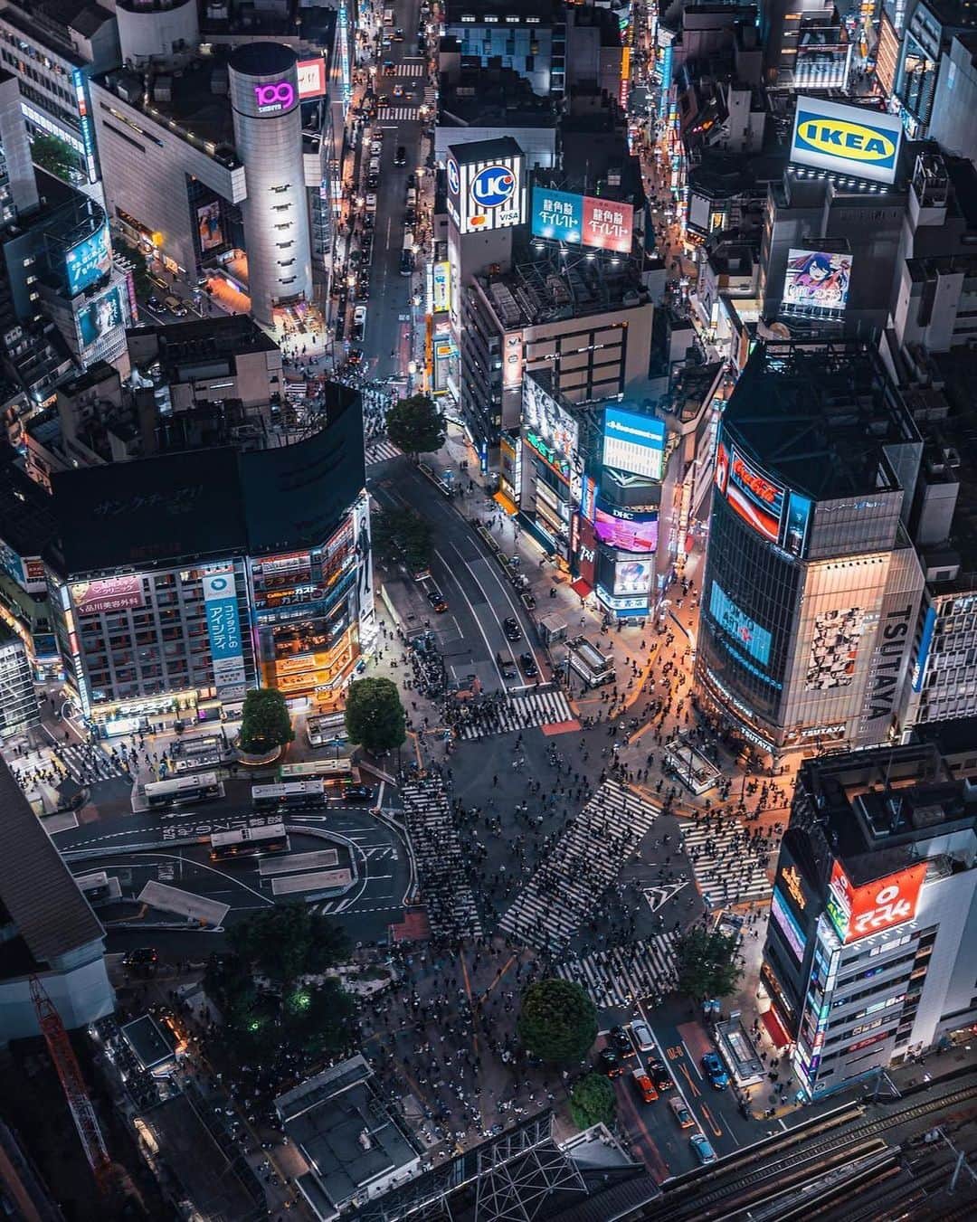のインスタグラム：「Looking down on the captivating nightscape of Shibuya's iconic Scramble Crossing 👀  It is said that more than 1,000 pedestrians pass through this intersection at a time, making it a popular spot for tourists. From a bird's-eye view, you can't help but marvel at the sea of people and their energy! ⚡️  -  夜の渋谷駅前スクランブル交差点を見下ろした１枚。 1度に1,000人以上の歩行者がこの交差点を通るとも言われ、海外からの観光客にも人気のスポットです。 上から見ると、大勢の人が歩いているのがよくわかりますね🌃  #tokyoartsandculture 📸: @t4n.photo.py  #shibuya #shibuyacrossing #nightphotography #渋谷  #tokyotrip #tokyostreet #tokyophotography #tokyojapan  #tokyotokyo #culturetrip #explorejpn #japan_of_insta #japan_art_photography #japan_great_view #theculturetrip #japantrip #bestphoto_japan #thestreetphotographyhub  #nipponpic #japan_photo_now #tokyolife #discoverjapan #japanfocus #japanesestyle #unknownjapan #streetclassics #timeless_streets  #streetsnap #artphoto」