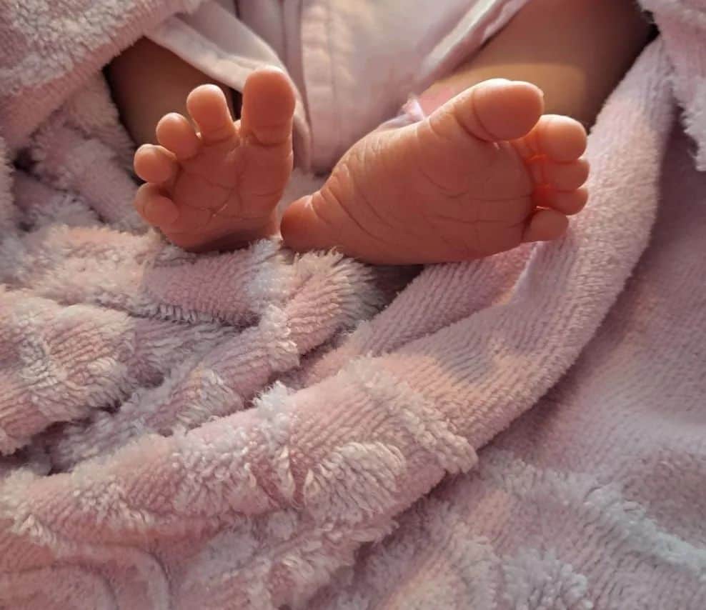 岩野理沙さんのインスタグラム写真 - (岩野理沙Instagram)「ご報告  7月に3414グラムの 元気な女の子を出産しました✨  出産から今までバタバタで 毎日があっという間ですが、 親としての幸せをかみしめています 😊🌼  妊娠中から、 沢山の方に支えられ、 優しい言葉もいただいて感謝しかないです。ありがとうございます。  沢山の優しさに触れてきたので この子も優しく元気に育ってくれたらいいなーと思ってます。  これから色々な事があると思いますが、親子ともども よろしくお願いします♡  #出産報告」8月3日 21時23分 - risaiwano