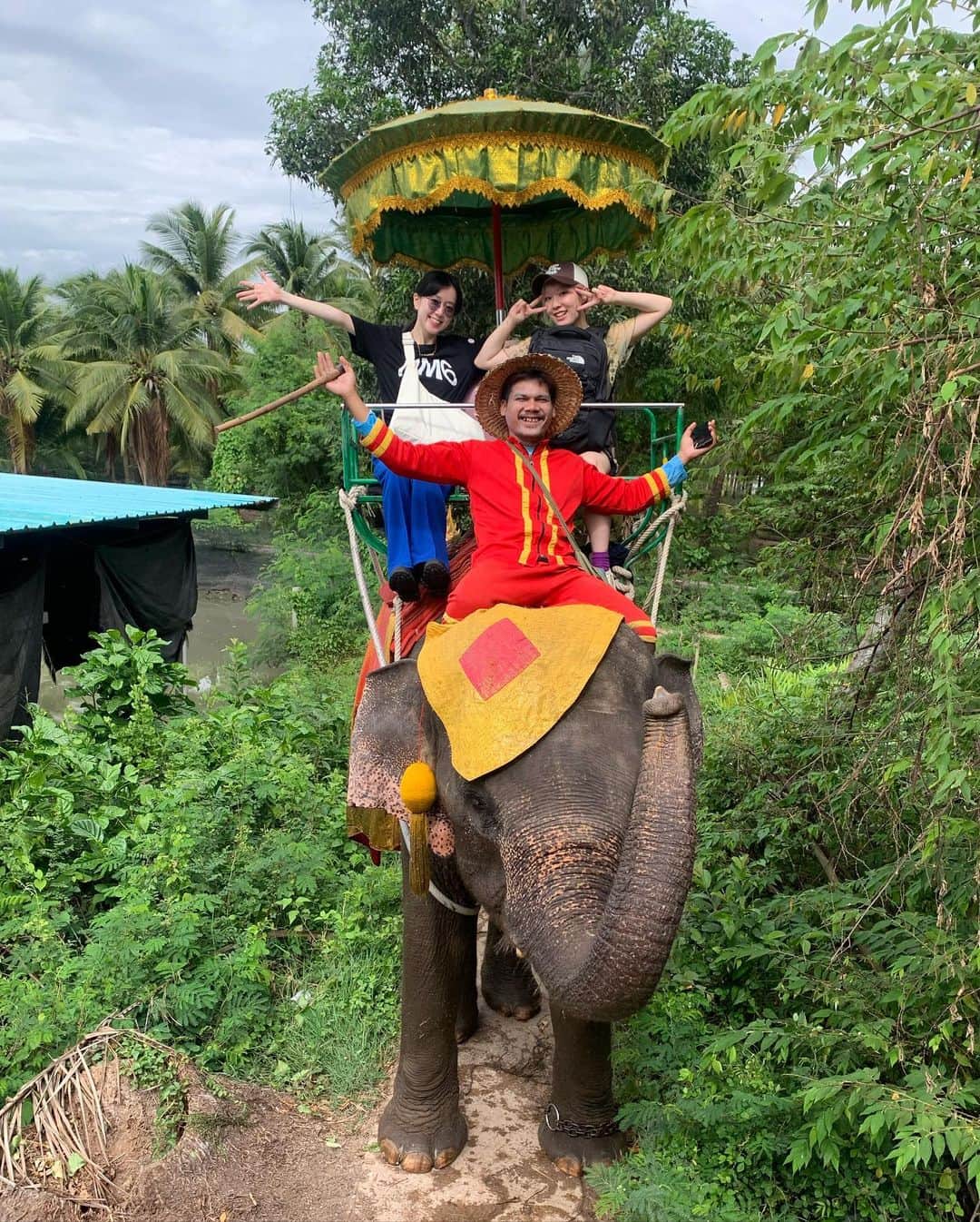 工藤晴香のインスタグラム：「🐘さん 2枚目の写真、お気に入り。 (後ろに居た別の観光客の方が撮ってくれました)  #thailand #ふりはる女子旅 #タイ旅行」