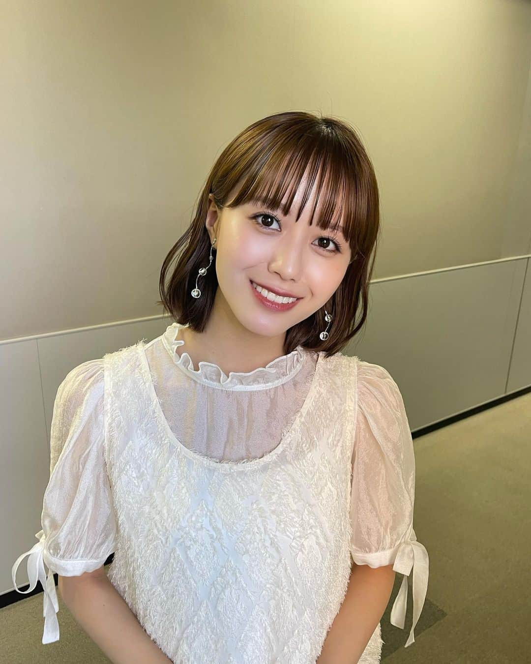 榎本ゆいなのインスタグラム：「先週も#王様のブランチ ありがとうございました👑 　 -スタジオ衣装- ブラウス　@__treat.urself__  (ノースリーブ)ブラウス・パンツ　@rosebud_official_  サンダル　@enchanted.jp」