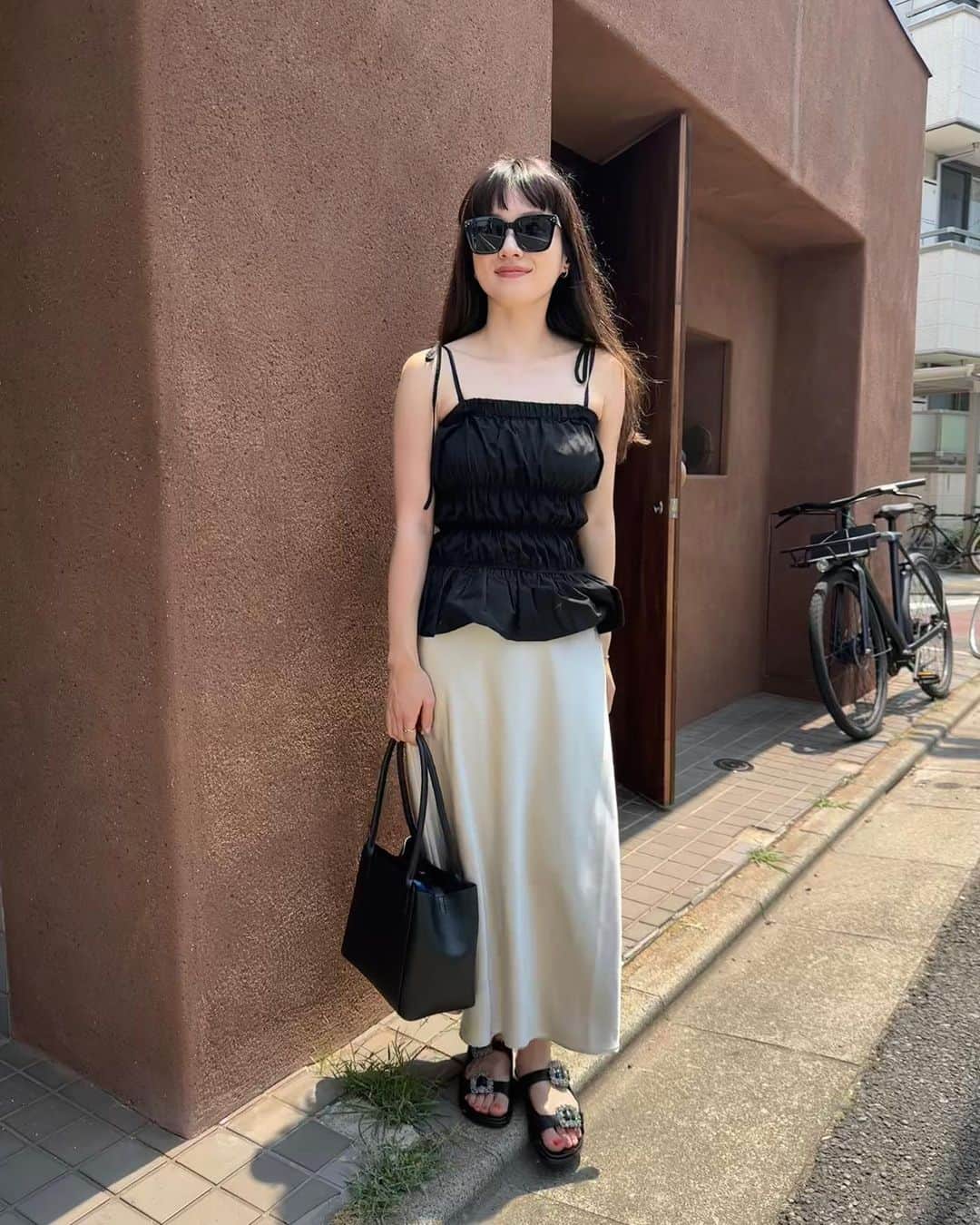 吉竹美聡のインスタグラム：「8月START🍉暑い日が続いていますが、 夏の装いを楽しみながら過ごしています🥥☀️ この日は @sorin__official 8/4発売のトップスで モノトーンコーデ🍦華奢な肩紐は取り外し可能だから ベアトップや重ね着にしても🫶🏽♥️  #SORINstyle #sorin」