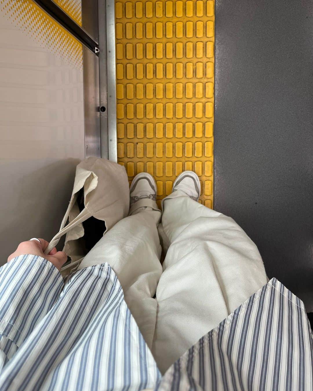 のインスタグラム：「👔  AODのシャツに シンゾーンのトムボーイパンツ🌬️  ストライプのシャツが涼しげで デザインもとても素敵だった♡  shirt... @another__ordinary_day__  pants... @shinzone_official  cap... @graphpaper_official  bag... @graphpaper_official  shoes... @lacoste  . . .  #ootd#日々#シンプル#シンプルコーデ#メンズライク #夏コーデ#サムオム#somomandco#サムオムアンドコー#シティーポップ#シティボーイ #シティポップ#ストリートシック#ストリートコーデ #ストリート#アウトドアファッション#popey#ポパイ#cityboy#citystyle#aod#ストライプシャツ#anotherordinaryday#shinzone#トムボーイ#デニム#graphpaper#トートバッグ#ラコステ#lacoste」