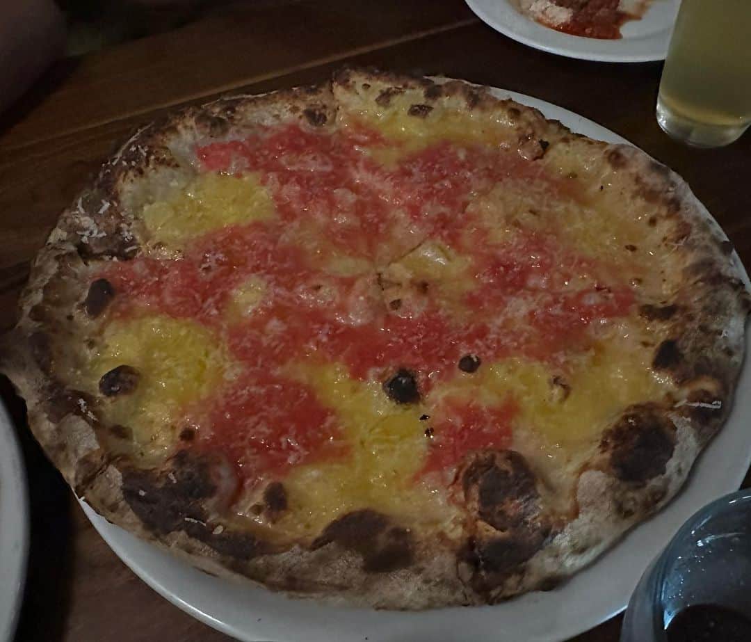 栗原友さんのインスタグラム写真 - (栗原友Instagram)「全米第2位のピザ屋さんに行ってきたんだけど、まあ美味しいこと‼️トマトパイという名の赤黄色2種のトマトソースだけのピザや、生コーン、チリ、ライム自家製モッツァレラのピザなど、とにかくその組み合わせ絶対美味しいよねっていうのばかり。 うちの子は今まで食べたピザで1番美味しいと言っていたよ。 #クリトモのnyグルメ （ニューヨークではなくジャージーシティだけど）帰りに人生初の自由の女神🗽をみることができた🇺🇸」8月3日 21時31分 - kuri__tomo