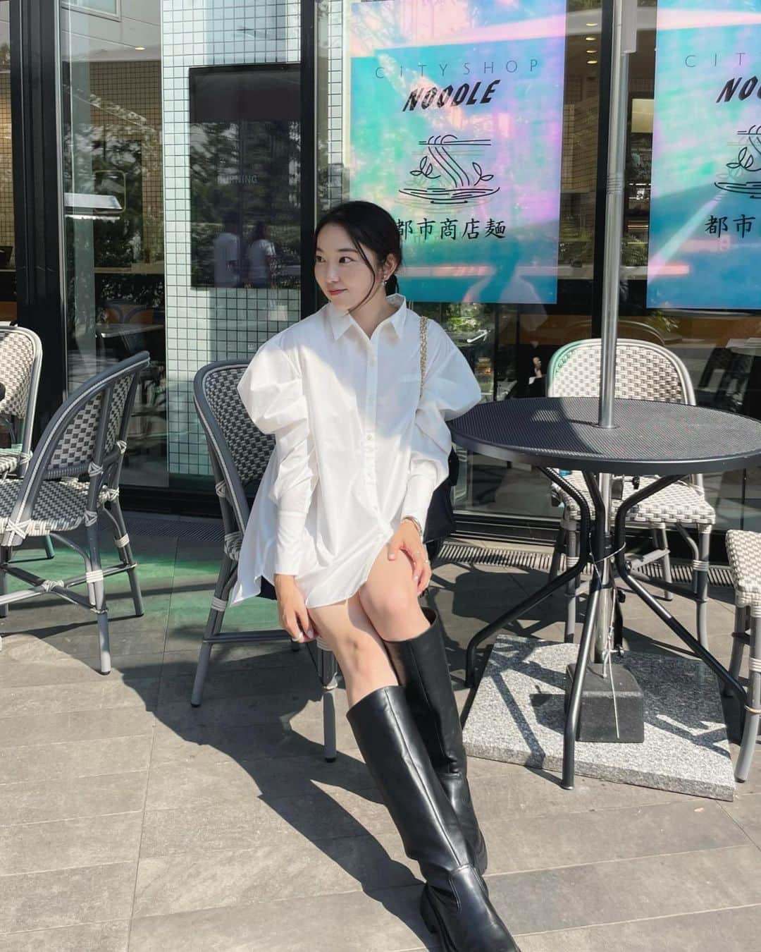 mina hinokuchiのインスタグラム：「. クローゼットみると気づけば増えてる白シャツ。  元々好きなアイテムだから 沢山持ってるアイテムだし我慢しよーっと思ったけど 肩のパワショル感が可愛くて、 こちらもクローゼットの仲間にする予定です笑  店頭には8/17.18頃入荷予定です♪  シャツを着て この日は可愛い2人とランチ🍴  . #Chico #チコ #salonbychico  #シャツ　#シャツコーデ #ロングブーツ #高身長コーデ」