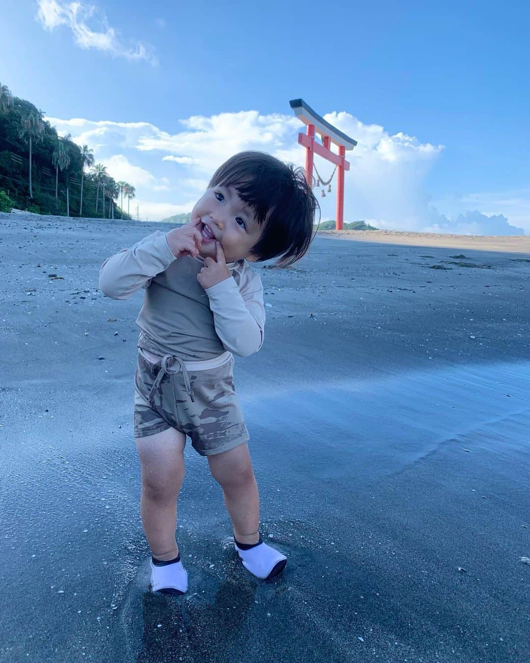 satomiのインスタグラム：「⛩🌊  早起きして朝7時から 影ができている時間だけ海へ😌✨  写真は暗いけど 涼しくて遊びやすくて最高でした💓  朝早いから誰もいないし🤭🤍🤍  遊び終わってからみんなで 朝ご飯を食べました🍙  #1歳7ヶ月 #生後19ヶ月 #令和3年ベビー #6歳差 #6歳差姉弟 #姉弟  #夏休み #海 #海水浴 #海水浴場」