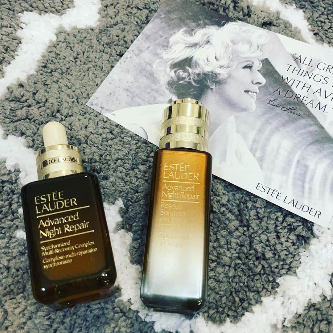 NANAMIのインスタグラム：「▹◃┄▸◂┄▹◃┄▸◂┄▹◃┄▸◂┄▹◃  ESTEE LAUDER アドバンスナイトリペア 最新作『鎮静ブースター』 #アドバンスナイトリペアRソリューション 14,080円（税込）  が2023年8月29日（金)に発売されます🩷  これは肌を鎮静するブースター美容液で 一晩で肌あれ脱出！！  たった1回の使用で肌の赤みを 48%抑える実証効果なの🥹✨  肌の不調を1日で素早く改善 されるんだったらもう お守りスキンケアみたいなもんだし 手放せないよね😍😍😍❤  使い方は朝晩洗顔後の化粧水で整えた肌に 1~2スポイト分をやさしくなじませるだけ✨  その後美容液を使用すればOK🙆‍♀️❤️  継続的に使用することで 外的刺激に反応しにくい肌へと 近づく予防効果も期待できるらしい😍🩷  このスポイト式ボタン押すだけだから すごく楽ちん🥹🥹🥹❤  あとはお馴染みの大人気美容液 #アドバンスナイトリペアsmrコンプレックス   8時間深く眠ったような ハリのある肌に導く美容液で ずっと人気の美容液なんだけど これも継続して使おうっと✌️🩷  #ESTEELAUDER #美容液  #エスティーローダー  #鎮静  #アドバンスナイトリペア #ブースターセラム#セラム #鎮静ブースター#スキンケア  #新作スキンケア#美容オタク  #YouTuber #美容マニア」