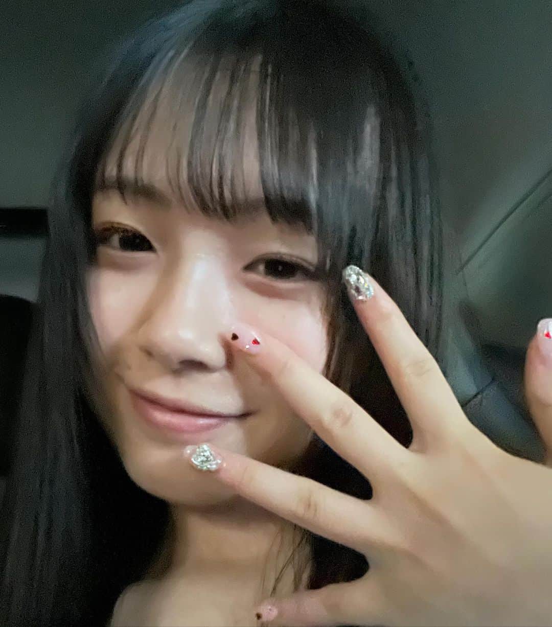 ひまひまチャンネルのインスタグラム：「💅🏻💅🏻💅🏻  ギャルひまひま本当は髪を染めてピアスを開けてみたいです。  校則緩くしてほしいです。 切実に！笑   #ひまひまチャンネル  #ひまひま #ネイル」