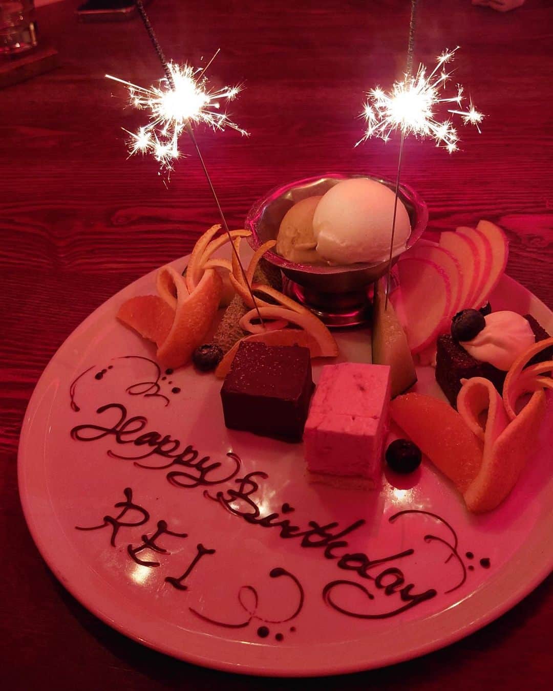 清宮レイのインスタグラム：「Photo by 姉 家族と幼馴染たちがお誕生日会してくれた🎂 8/1生まれでよかった〜〜 親と年上さんたちの監視の元、はじめてのお酒も飲んだ☺️ 最後の写真2枚は多分ちょっと酔っ払ってる笑  ラミちゃんと幼馴染家族が仲良くて、来てくれた😂 Thank you Rami-chan!!!!!  #20歳」