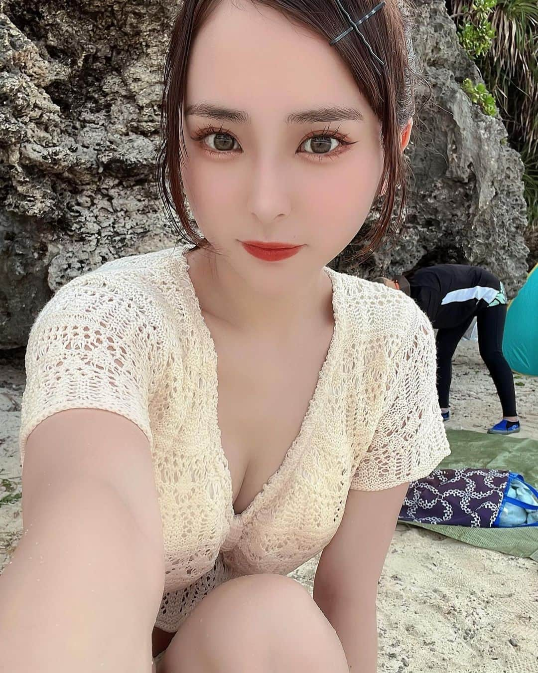 七瀬あかねのインスタグラム：「海〜〜〜🏖️ . . .  #被写体 #アイドル #グラビアアイドル #スポブラ #グラビア #ヘアアレンジ #沖縄 #サロンモデル  #透明感 #コスプレ #cosplay #ブリーチカラー  #スタイリング #hairstyle #サロンモデル #hairarrange  #グラビアアイドル #ベージュカラー #スポーツ女子  #ポニーテールアレンジ #ヘアスタイル #彼女感 #いいね返し #キャミソール #ミルクティーベージュ #水着 #撮影会 #インスタグラビア #プール #サウナ  #撮影　#海」