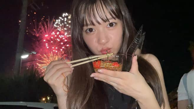 中嶋桃花さんのインスタグラム写真 - (中嶋桃花Instagram)「花火大会🎆  浴衣着ていきたかったけど、暑いし、急だったし、で断念。🥲  でもとーっても綺麗な花火見れました！ 帰りも早め行動のおかげで混む前にスムーズに帰れた🫶🏻  楽しかった🥺屋台ご飯ってウキウキして大好き🩷」8月3日 21時40分 - momoka_nakajima