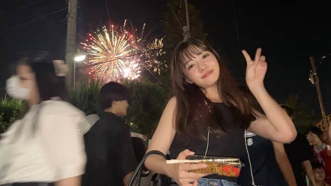 中嶋桃花のインスタグラム：「花火大会🎆  浴衣着ていきたかったけど、暑いし、急だったし、で断念。🥲  でもとーっても綺麗な花火見れました！ 帰りも早め行動のおかげで混む前にスムーズに帰れた🫶🏻  楽しかった🥺屋台ご飯ってウキウキして大好き🩷」