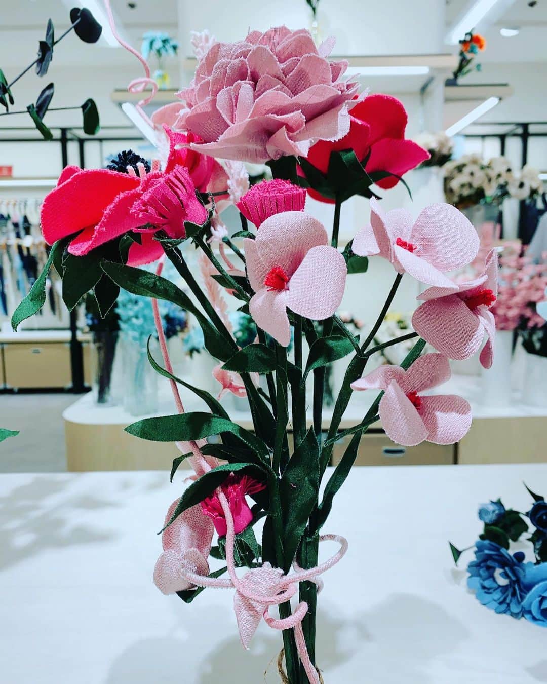 さいねい龍二のインスタグラム：「今日そごうでお客さんが作ってくれたお花ちゃんたちです！個性でててどれも素敵💐8/5(土)までです❗️是非🙇  #lovecoflowermarket #広島そごう本館 #5f #さいねい龍二」