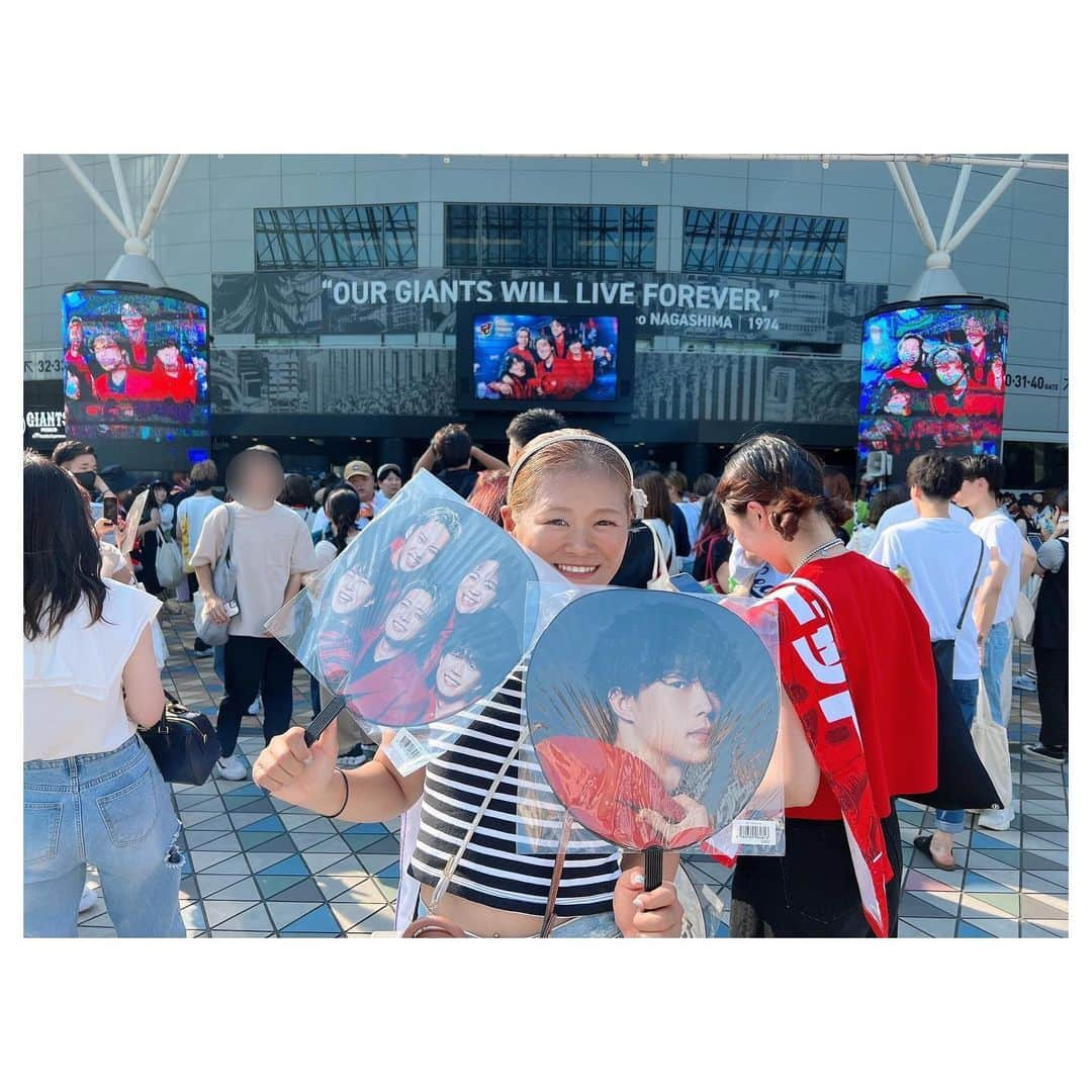 五嶋京香のインスタグラム：「夏の思い出☀️🌱  コムドット主催のCreator Dream Fes❤️💚💙💜🧡 に先日行ってきました☺️  初めて推し活というものをしてます😆💗（2.3年推してる） グッズ持ちすぎてるよね。笑  1番印象に残ったのがオープニング！とにかく本当にすごかった。 思ってる事言いたい事たくさんあるけど心に閉まっておきます！笑  頑張ってる姿をみて力を貰ってるんです！ これからも応援し続けます！笑  ※ 7/31に放送されたコムドットって何？ はTVerで見れるから是非みんなに見てほしい。 感動する。  #コムドット  #努力し続けてる  #だから応援したくなる  #CDF東京ドーム　 #CreatorDreamFes  #スカイピース  #エスポワール  #サワヤン  #ばんばんざい  #中町綾  #とうあ  #むくえな  #関口メンディー  #ベッキー  #優里」