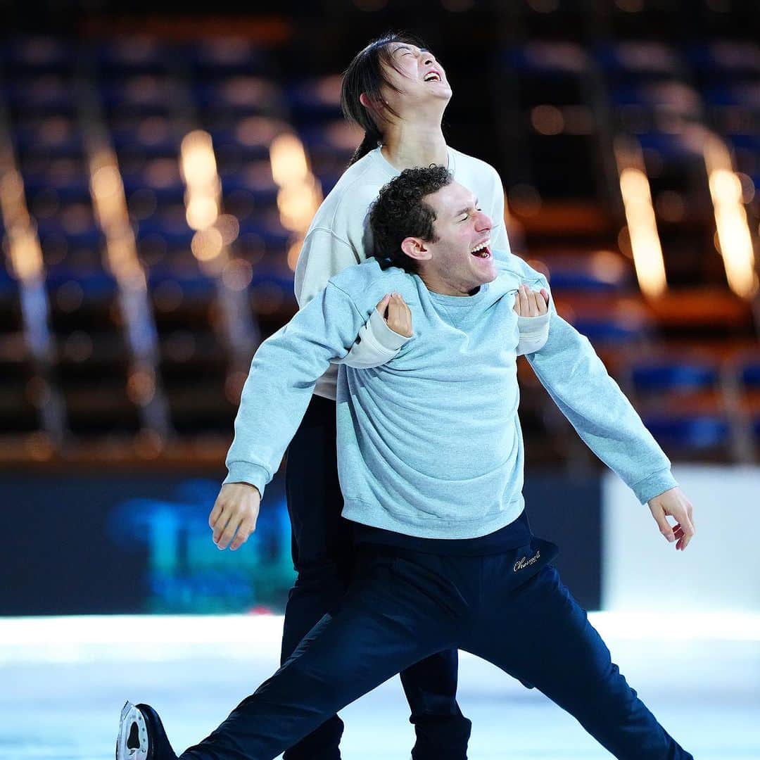 ジェイソン・ブラウンのインスタグラム：「😆😆😆 @fstheice   楽しんでいます！明日は最後のショーです！頑張りましょう！🥹  📸: @yoshiki_kogaito   #bts #behindthescenes #practice #rehearsal #theICE2023 #theICE #japan #tour #iceshow #figureskating #show」
