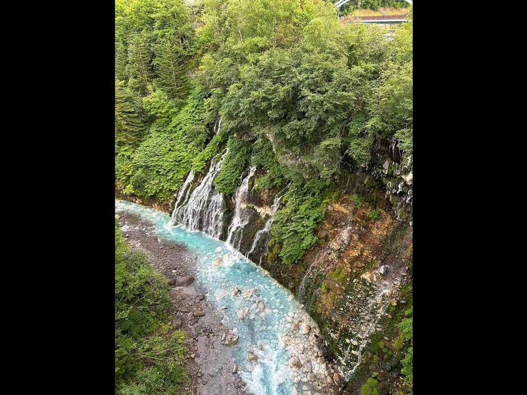 石川翔鈴さんのインスタグラム写真 - (石川翔鈴Instagram)「. 青い池 、白ひげの滝 🦢💦  青い池が青い理由を調べてみて「へ〜」と思ったけど やっぱり不思議。  写真集撮影ぶりの美瑛でした🌻  #Hokkaido #美瑛 #bieihokkaido」8月3日 21時52分 - karen__i328