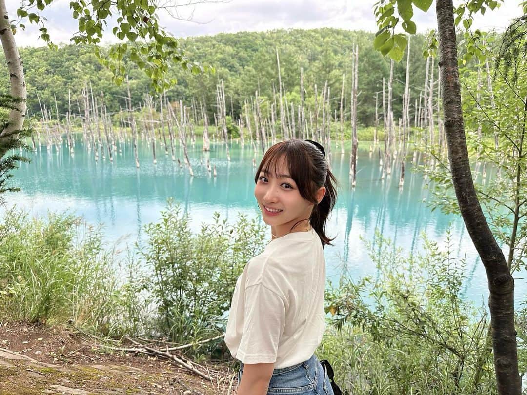 石川翔鈴さんのインスタグラム写真 - (石川翔鈴Instagram)「. 青い池 、白ひげの滝 🦢💦  青い池が青い理由を調べてみて「へ〜」と思ったけど やっぱり不思議。  写真集撮影ぶりの美瑛でした🌻  #Hokkaido #美瑛 #bieihokkaido」8月3日 21時52分 - karen__i328