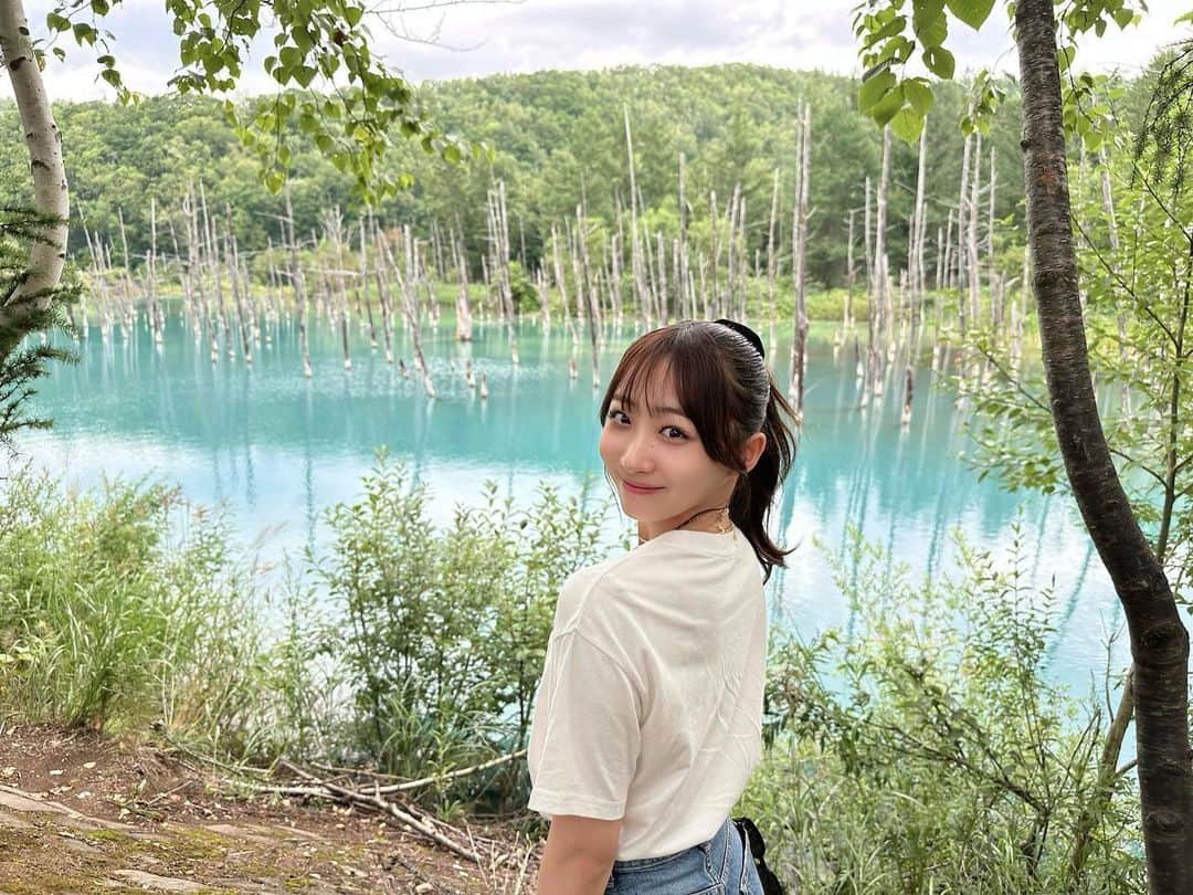 石川翔鈴のインスタグラム：「. 青い池 、白ひげの滝 🦢💦  青い池が青い理由を調べてみて「へ〜」と思ったけど やっぱり不思議。  写真集撮影ぶりの美瑛でした🌻  #Hokkaido #美瑛 #bieihokkaido」