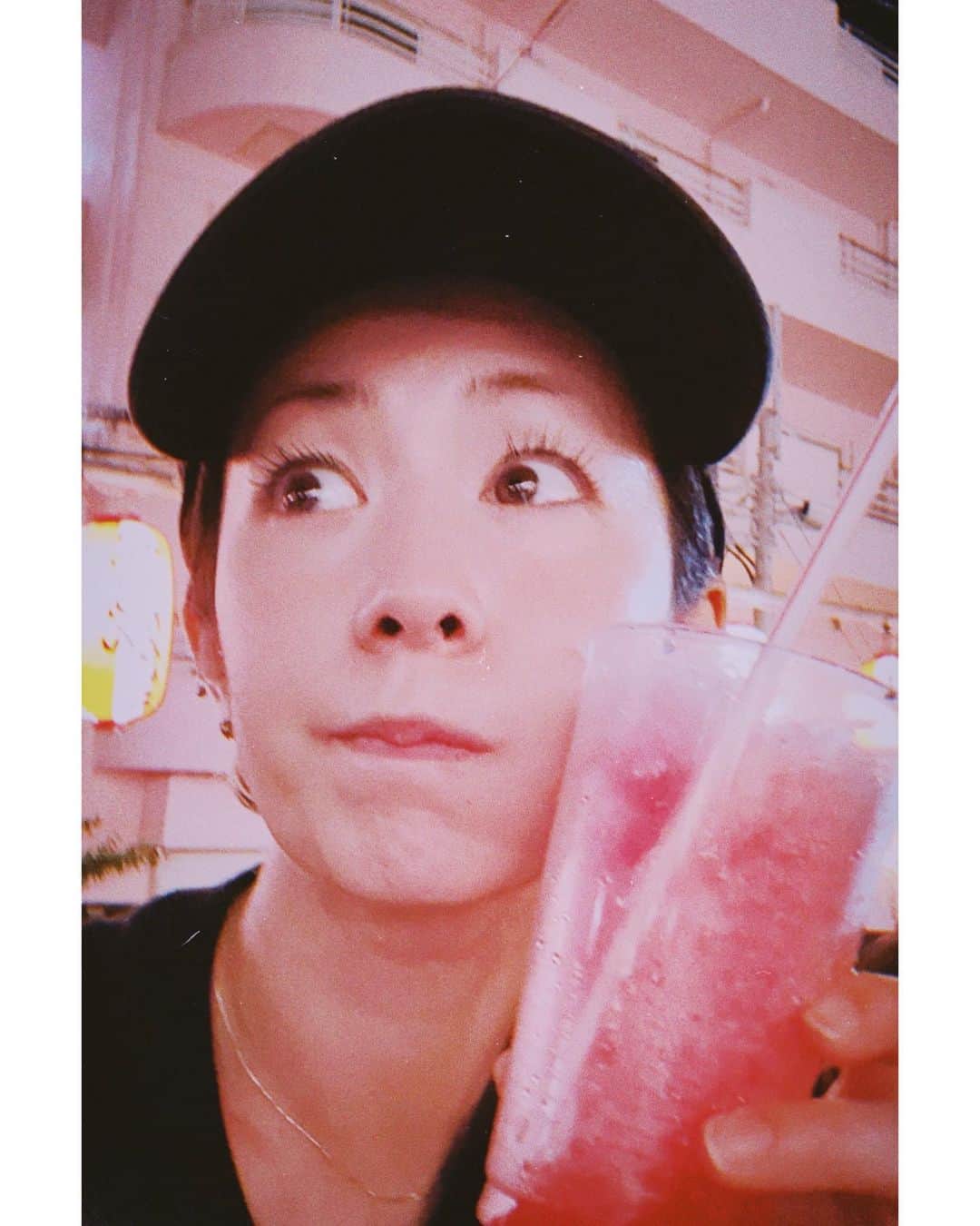 木村カエラのインスタグラム：「毎日暑い日が続いていますね。  夏休みって、休みを楽しむために、 逆に忙しい気がするのはわたしだけでしょうか？ 子供達と過ごす時間が本当に好きです。 ヘトヘトになるけど好きです。 そしてお祭りが好きなわたし。  お祭りは活気があるので、 生きてるを実感します。 それが好きです。 LIVEと似てると思います。  盆踊りや太鼓のおと。 最高です。  もちろん遊びだけでなく、お仕事もちゃんとしてます。🤣  #好き #お祭り」