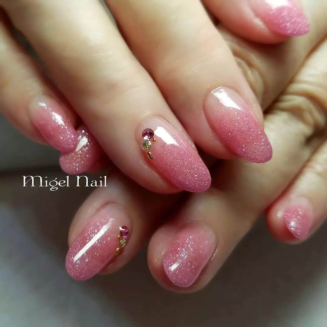 Icegel Nailさんのインスタグラム写真 - (Icegel NailInstagram)「너~~~무 여쁜거 아니니~~???#네온온오프젤 #그라데이션네일  네온인듯 아닌듯~~🙀🙈 인기최고 컬러 1357 볼수록 헷갈리지만 뮈!!!이쁘니깐 내꺼하자😝  #온오프젤 #여름네일#휴가네일 🏖🌴 #썸머네일   Repost @migel.nail 0713 シンプルスタイル❤✴  Icegel1357 Neon on/off Gel  @icegel_japan @icegelnail @icegel_global  ♡ ＊＊＊＊＊＊＊＊＊＊＊＊＊ #icegel  #リゾートネイル #サマーネイル #グラデーションネイル #ジェルネイル #ネイル #ピンクネイル #シンプルネイル #オフィスネイル  #nails #nailart  #japanesenailart #japanesenail   #ネイルアートレッスン」8月3日 21時46分 - icegelnail