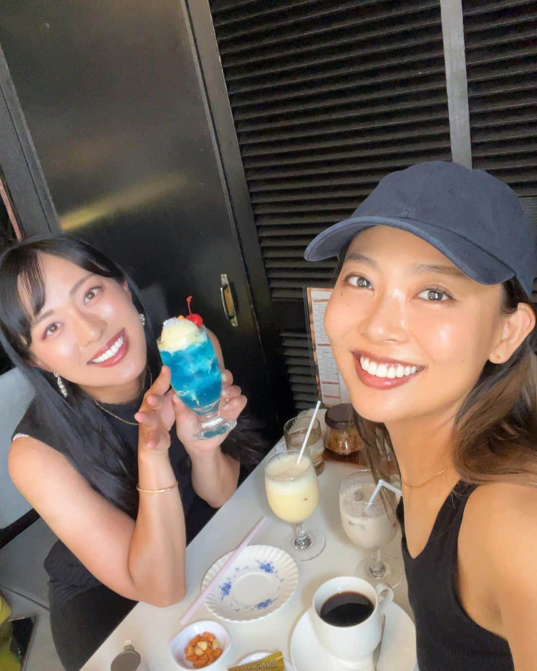 齊藤このみのインスタグラム：「だいすき〜な美奈瀬先生⛳️ ゴルフスイング褒めてもらえること多いけど全て美奈瀬先生のおかげです✨✨✨  この日はレッスンしてもらってその後お茶しばき🥹❤️☕️  2人で行ったのに 4つも飲み物頼んでお店の人オーダー聞き返してた👂😇☕️🍹🧋🥛  美奈瀬ちゃんのオーダーが映えで可愛かった〜🥰 お似合いです💙  本当に居心地いいから一緒にいて幸せ😊  @i_am_minase」