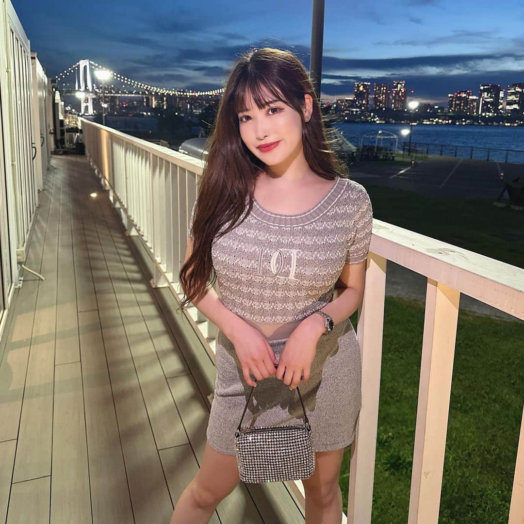 RENAのインスタグラム：「BBQコーデ👶🍖✨ 楽なワンピース🤍 靴はスニーカー👟！！  キラナガーデン暑くないし クーラーついてるし 景色良くて最高だった！！  夏大好き夏おわらないで🥹 時間が足りなすぎる。。。 ・ #バーレスク東京　#burlesquetokyo #burlesque  #エンタメ活動を止めない #誰かの夢になって生きていく  #バーレスク東京のマシュマロ」