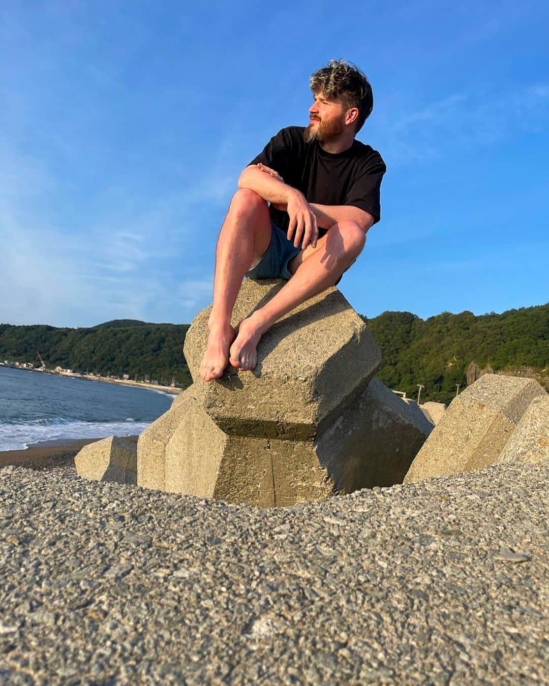 のインスタグラム：「3泊4日のソロキャンから無事生還しましたことご報告いたします。 (最後一泊は友達と合流して車2台でダブルソロキャン🚗🚗)  自然に帰ることって大事だね。 定期的に森とか海とか川とか畑とか行かないとっておもった。 壮大な山とか海とか見て自然を造った神に感謝でいっぱいです🥹 長時間自然の中にいるとストレスも悩みも流れ去る… 怒りのビッグベイビーからただのビッグベイビーになりました。  #マラチの夏休み  日焼け止め一瞬塗り忘れただけで真っ赤っかになりました🍅」