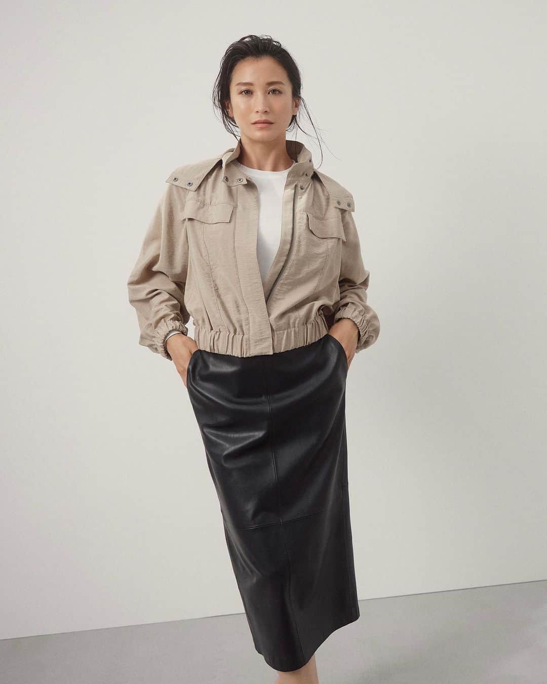 Theory luxe official account.のインスタグラム：「［FALL 2023 COLLECTION -August-］  今シーズンは、機能性や快適さをベースにした タイムレスな「アメリカン・スポーツウェア」をコンセプトに、よりフェミニンさを加味した新しい女性像を表現。 8月のコレクションでは、クラシカルなシルエットにユーティリティなディテールを落とし込み再構築しています。 ラグジュアリーとシンプリシティという、 ともすると相反する要素にフォーカスし、ファッションの可能性を広げていきます。  ユーティリティなディテールをちりばめた、今年らしいデザインのブルゾン。 トレンドのクロップド丈なので、ロング丈のペンシルスカートとも好バランス。  スカートは軽くて薄い柔らかなラムレザーを使用し、手に吸い付くようなタッチがラグジュアリーな素材のよさを感じさせます。 theory luxeらしい、スポーティーな中にもあくまで女性らしさを忘れない着こなしが光ります。  #theoryluxe #セオリーリュクス #ブルゾン #ユーティリティ #レザースカート #タイトスカート #秋コーデ」