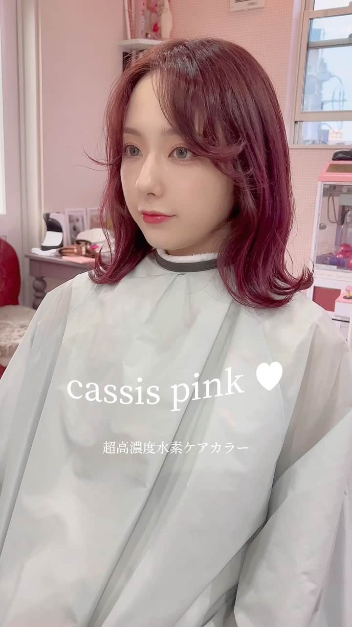 bettie'sclubのインスタグラム：「超高濃度水素ケアカラー🥣　 ダメージの要因「酸化」と「乾燥」を 高濃度水素でケアする 今最もノンダメージのヘアカラー♥︎  今までのヘアケアで取り除くことが出来なかった ダメージの要因である悪玉活性酸素(酸化、乾燥、老化など)を除去し、水分補給&保湿をしながら、痛ませずに施術するヘアカラーです♥︎  継続する事でより良くなる施術なので 毎回のカラーメニューにプラスで取り入れて 艶のある健康的な髪の毛を目指しつつ 色々なヘアカラーを楽しみましょう♥︎  price  🩵初回お試し価格🩵 Wカラーメニュー or カラーメニュー ➕¥2500+tax   🤍通常🤍 Wカラーメニュー or カラーメニュー ➕¥3000+tax  #水素カラー#高濃度水素ケアカラー #エイジング水素ケア #エイジングケア水素カラー #エクスチェンジプラス #超高濃度水素ケア #水素ケア #bettie#bettiehair」