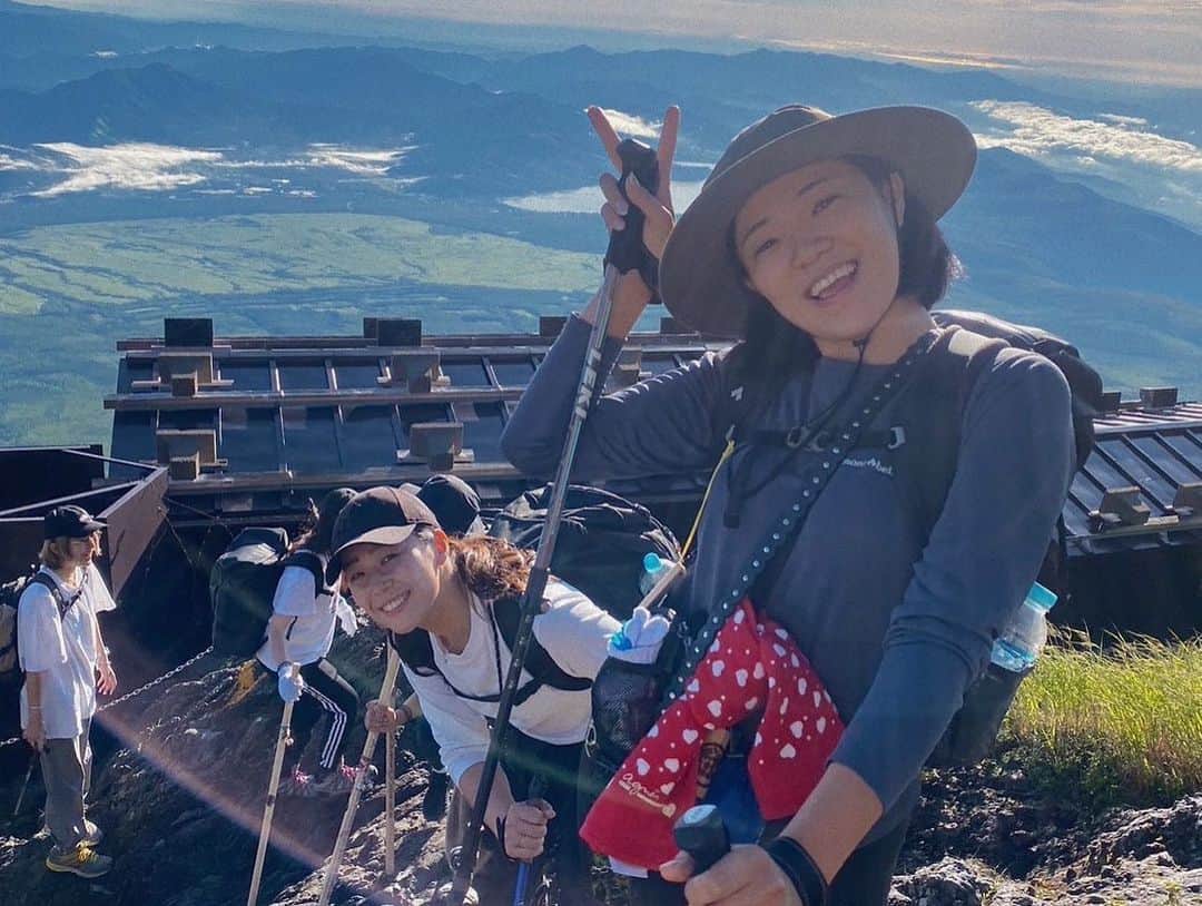 西岡詩穂さんのインスタグラム写真 - (西岡詩穂Instagram)「富士山登山1日目🗻  新宿バスタから富士山５合目までバスで移動🚌  ほとんど初対面の11人での登山で、人見知りな私だったけどそんなの忘れさせくれるくらい素敵な子達だった☺️✨ ガイドは宮古島からきたりょうたくん @ryota_miyakoisland 👨🏾‍🦲  ５合目からは７合目にある山小屋「日の出館」に向けて登り始めました🏔️  登山初心者🔰で、どんな道のりになるのかも想像できておらずドキドキしながらスタートしました💪😳  砂利道、砂道、、階段、岩場などなど、色んな種類の道が出てきて、自分の足がどこまで持つのかハラハラしました😂笑  途中少しだけ雨に降られつつも、なんとか７合目にある「日の出館」に到着！✨  「日の出館」の方達が温かく出迎えてくださり、晩ご飯のカレー🍛やカップ麺は最高に美味しかったです😭！！  その後も囲炉裏を囲んでたくさんお話している中で、 「日の出館」のご主人に言われた言葉が私の心に残っています😌  「一歩一歩登っていけば、必ず登頂できるからね。」  当たり前なんだけど、深い言葉✨😌 登山もそう、人生もそう。  小さくてもいい。一歩一歩を踏み出して、積み重ねることができるかどうか✨ その言葉を聞いてちょっと胸が熱くなりました。  この言葉を聞くためにここまできたのかなとも思いました☺️✨  ご主人、そして日の出館の皆様ありがとうございました💓 お会いできてうれしかった〜！  続きの登頂編はまた明日✨  #富士山 #富士山登山 #富士山登山感想 #登山 #登山初心者 #日の出館 #日の出館の方みんないい人 #ありがとうございました #mtfuji」8月3日 22時01分 - shih05823