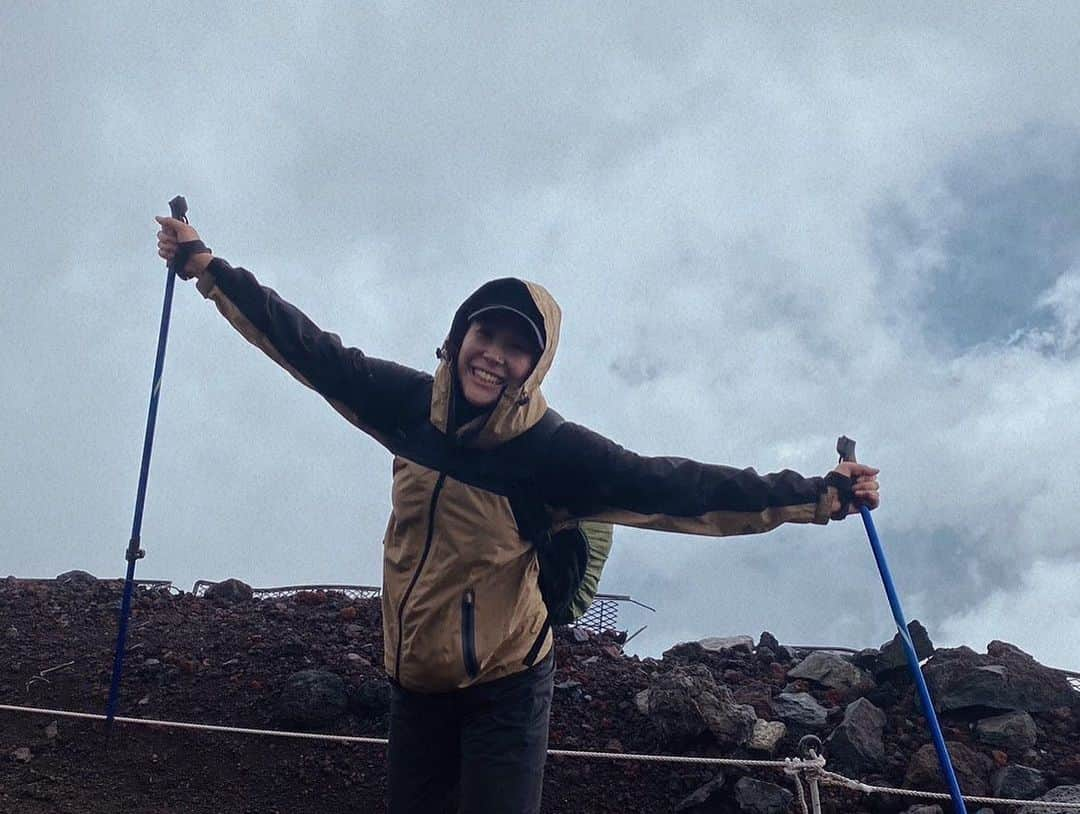 西岡詩穂さんのインスタグラム写真 - (西岡詩穂Instagram)「富士山登山1日目🗻  新宿バスタから富士山５合目までバスで移動🚌  ほとんど初対面の11人での登山で、人見知りな私だったけどそんなの忘れさせくれるくらい素敵な子達だった☺️✨ ガイドは宮古島からきたりょうたくん @ryota_miyakoisland 👨🏾‍🦲  ５合目からは７合目にある山小屋「日の出館」に向けて登り始めました🏔️  登山初心者🔰で、どんな道のりになるのかも想像できておらずドキドキしながらスタートしました💪😳  砂利道、砂道、、階段、岩場などなど、色んな種類の道が出てきて、自分の足がどこまで持つのかハラハラしました😂笑  途中少しだけ雨に降られつつも、なんとか７合目にある「日の出館」に到着！✨  「日の出館」の方達が温かく出迎えてくださり、晩ご飯のカレー🍛やカップ麺は最高に美味しかったです😭！！  その後も囲炉裏を囲んでたくさんお話している中で、 「日の出館」のご主人に言われた言葉が私の心に残っています😌  「一歩一歩登っていけば、必ず登頂できるからね。」  当たり前なんだけど、深い言葉✨😌 登山もそう、人生もそう。  小さくてもいい。一歩一歩を踏み出して、積み重ねることができるかどうか✨ その言葉を聞いてちょっと胸が熱くなりました。  この言葉を聞くためにここまできたのかなとも思いました☺️✨  ご主人、そして日の出館の皆様ありがとうございました💓 お会いできてうれしかった〜！  続きの登頂編はまた明日✨  #富士山 #富士山登山 #富士山登山感想 #登山 #登山初心者 #日の出館 #日の出館の方みんないい人 #ありがとうございました #mtfuji」8月3日 22時01分 - shih05823