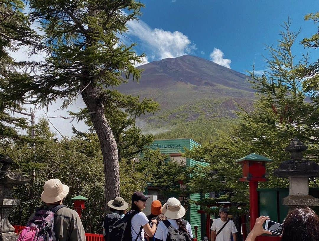 西岡詩穂さんのインスタグラム写真 - (西岡詩穂Instagram)「富士山登山1日目🗻  新宿バスタから富士山５合目までバスで移動🚌  ほとんど初対面の11人での登山で、人見知りな私だったけどそんなの忘れさせくれるくらい素敵な子達だった☺️✨ ガイドは宮古島からきたりょうたくん @ryota_miyakoisland 👨🏾‍🦲  ５合目からは７合目にある山小屋「日の出館」に向けて登り始めました🏔️  登山初心者🔰で、どんな道のりになるのかも想像できておらずドキドキしながらスタートしました💪😳  砂利道、砂道、、階段、岩場などなど、色んな種類の道が出てきて、自分の足がどこまで持つのかハラハラしました😂笑  途中少しだけ雨に降られつつも、なんとか７合目にある「日の出館」に到着！✨  「日の出館」の方達が温かく出迎えてくださり、晩ご飯のカレー🍛やカップ麺は最高に美味しかったです😭！！  その後も囲炉裏を囲んでたくさんお話している中で、 「日の出館」のご主人に言われた言葉が私の心に残っています😌  「一歩一歩登っていけば、必ず登頂できるからね。」  当たり前なんだけど、深い言葉✨😌 登山もそう、人生もそう。  小さくてもいい。一歩一歩を踏み出して、積み重ねることができるかどうか✨ その言葉を聞いてちょっと胸が熱くなりました。  この言葉を聞くためにここまできたのかなとも思いました☺️✨  ご主人、そして日の出館の皆様ありがとうございました💓 お会いできてうれしかった〜！  続きの登頂編はまた明日✨  #富士山 #富士山登山 #富士山登山感想 #登山 #登山初心者 #日の出館 #日の出館の方みんないい人 #ありがとうございました #mtfuji」8月3日 22時01分 - shih05823