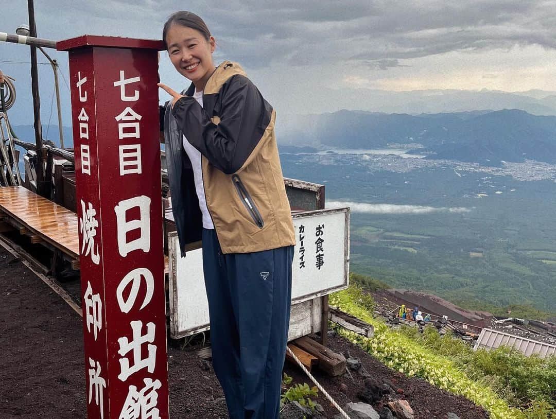 西岡詩穂さんのインスタグラム写真 - (西岡詩穂Instagram)「富士山登山1日目🗻  新宿バスタから富士山５合目までバスで移動🚌  ほとんど初対面の11人での登山で、人見知りな私だったけどそんなの忘れさせくれるくらい素敵な子達だった☺️✨ ガイドは宮古島からきたりょうたくん @ryota_miyakoisland 👨🏾‍🦲  ５合目からは７合目にある山小屋「日の出館」に向けて登り始めました🏔️  登山初心者🔰で、どんな道のりになるのかも想像できておらずドキドキしながらスタートしました💪😳  砂利道、砂道、、階段、岩場などなど、色んな種類の道が出てきて、自分の足がどこまで持つのかハラハラしました😂笑  途中少しだけ雨に降られつつも、なんとか７合目にある「日の出館」に到着！✨  「日の出館」の方達が温かく出迎えてくださり、晩ご飯のカレー🍛やカップ麺は最高に美味しかったです😭！！  その後も囲炉裏を囲んでたくさんお話している中で、 「日の出館」のご主人に言われた言葉が私の心に残っています😌  「一歩一歩登っていけば、必ず登頂できるからね。」  当たり前なんだけど、深い言葉✨😌 登山もそう、人生もそう。  小さくてもいい。一歩一歩を踏み出して、積み重ねることができるかどうか✨ その言葉を聞いてちょっと胸が熱くなりました。  この言葉を聞くためにここまできたのかなとも思いました☺️✨  ご主人、そして日の出館の皆様ありがとうございました💓 お会いできてうれしかった〜！  続きの登頂編はまた明日✨  #富士山 #富士山登山 #富士山登山感想 #登山 #登山初心者 #日の出館 #日の出館の方みんないい人 #ありがとうございました #mtfuji」8月3日 22時01分 - shih05823