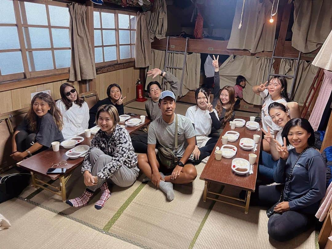 西岡詩穂さんのインスタグラム写真 - (西岡詩穂Instagram)「富士山登山1日目🗻  新宿バスタから富士山５合目までバスで移動🚌  ほとんど初対面の11人での登山で、人見知りな私だったけどそんなの忘れさせくれるくらい素敵な子達だった☺️✨ ガイドは宮古島からきたりょうたくん @ryota_miyakoisland 👨🏾‍🦲  ５合目からは７合目にある山小屋「日の出館」に向けて登り始めました🏔️  登山初心者🔰で、どんな道のりになるのかも想像できておらずドキドキしながらスタートしました💪😳  砂利道、砂道、、階段、岩場などなど、色んな種類の道が出てきて、自分の足がどこまで持つのかハラハラしました😂笑  途中少しだけ雨に降られつつも、なんとか７合目にある「日の出館」に到着！✨  「日の出館」の方達が温かく出迎えてくださり、晩ご飯のカレー🍛やカップ麺は最高に美味しかったです😭！！  その後も囲炉裏を囲んでたくさんお話している中で、 「日の出館」のご主人に言われた言葉が私の心に残っています😌  「一歩一歩登っていけば、必ず登頂できるからね。」  当たり前なんだけど、深い言葉✨😌 登山もそう、人生もそう。  小さくてもいい。一歩一歩を踏み出して、積み重ねることができるかどうか✨ その言葉を聞いてちょっと胸が熱くなりました。  この言葉を聞くためにここまできたのかなとも思いました☺️✨  ご主人、そして日の出館の皆様ありがとうございました💓 お会いできてうれしかった〜！  続きの登頂編はまた明日✨  #富士山 #富士山登山 #富士山登山感想 #登山 #登山初心者 #日の出館 #日の出館の方みんないい人 #ありがとうございました #mtfuji」8月3日 22時01分 - shih05823