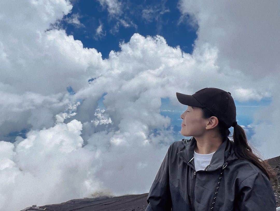 西岡詩穂のインスタグラム：「富士山登山1日目🗻  新宿バスタから富士山５合目までバスで移動🚌  ほとんど初対面の11人での登山で、人見知りな私だったけどそんなの忘れさせくれるくらい素敵な子達だった☺️✨ ガイドは宮古島からきたりょうたくん @ryota_miyakoisland 👨🏾‍🦲  ５合目からは７合目にある山小屋「日の出館」に向けて登り始めました🏔️  登山初心者🔰で、どんな道のりになるのかも想像できておらずドキドキしながらスタートしました💪😳  砂利道、砂道、、階段、岩場などなど、色んな種類の道が出てきて、自分の足がどこまで持つのかハラハラしました😂笑  途中少しだけ雨に降られつつも、なんとか７合目にある「日の出館」に到着！✨  「日の出館」の方達が温かく出迎えてくださり、晩ご飯のカレー🍛やカップ麺は最高に美味しかったです😭！！  その後も囲炉裏を囲んでたくさんお話している中で、 「日の出館」のご主人に言われた言葉が私の心に残っています😌  「一歩一歩登っていけば、必ず登頂できるからね。」  当たり前なんだけど、深い言葉✨😌 登山もそう、人生もそう。  小さくてもいい。一歩一歩を踏み出して、積み重ねることができるかどうか✨ その言葉を聞いてちょっと胸が熱くなりました。  この言葉を聞くためにここまできたのかなとも思いました☺️✨  ご主人、そして日の出館の皆様ありがとうございました💓 お会いできてうれしかった〜！  続きの登頂編はまた明日✨  #富士山 #富士山登山 #富士山登山感想 #登山 #登山初心者 #日の出館 #日の出館の方みんないい人 #ありがとうございました #mtfuji」