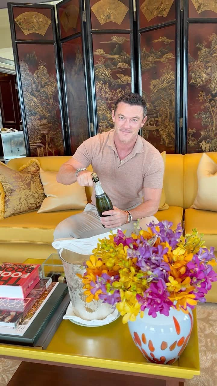 ルーク・エヴァンズのインスタグラム：「Last minute trip to Bangkok! Have had the best first day! The sights,sounds, tastes and a bit of well earned luxury! Thanks to the @thepeninsulabangkok #penmoments #gift」