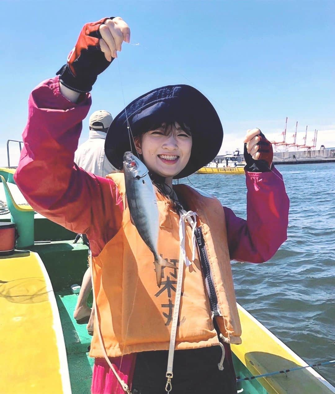 木村カレンのインスタグラム：「🎣 先日、人生初の釣りをしました🤲 . . 釣果は4時間半でアジ4匹イワシ1匹🐟 . . 釣り自体ももちろん楽しかったですが、どんぶらことベイブリッジの下をくぐっていく船の時間が最高でした🍉海風が気持ちよかった！ . . 竿を持っていた左腕が筋肉痛です。 . #万全の #紫外線対策 #日焼け止め帽子サングラス首にタオル長袖長ズボン #首にかけてたタオルが風で大海原へ #隣にいた手慣れた釣り人様に網ですくっていただきました #アジより先にタオル釣る  #釣り #アジ釣り #海風」