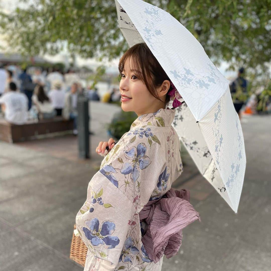 黒川さくらさんのインスタグラム写真 - (黒川さくらInstagram)「これから夏本番！ UVION さんから 晴雨兼用傘 プレミアムホワイトを頂いて、使ってみたよ🌷 まず、すっごく軽い！私いろいろな日傘持ってるけど、ダントツ軽いからバッグに入れても全然重くないのすごく助かる🥲✨ 重さ的に、小さめのさつまいもくらいです（180g）🍠 日傘って、黒くて重たい印象になったり、外側白くても内側が黒くて、写真取るとき顔も暗くなっちゃって顔映り悪くなっちゃうものが多いんだけど、これなら白いからむしろ顔映り良くなる気がする🤍なのにUVカット・遮光率99%は神すぎ🥰🥰 熱も防げて、熱中症対策にも🙆‍♀日傘あると暑さ全然違う☀ この夏はこの日傘でお出かけしまくろうと思います💪 . . . . . . . . #東京丸惣 #UVION #プレミアムホワイト #日傘 #日傘女子 #日傘コーデ #uvカット #お出かけコーデ #浴衣 #浴衣女子 #浴衣コーディネート #夏のお出かけ #白い日傘 #日焼け対策 #日焼け対策グッズ #pr」8月3日 21時57分 - amei_oooka.sakura
