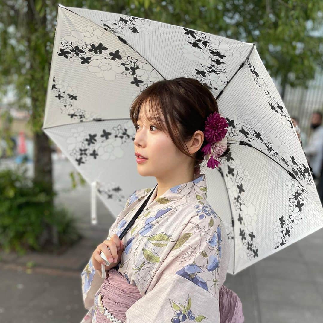 黒川さくらさんのインスタグラム写真 - (黒川さくらInstagram)「これから夏本番！ UVION さんから 晴雨兼用傘 プレミアムホワイトを頂いて、使ってみたよ🌷 まず、すっごく軽い！私いろいろな日傘持ってるけど、ダントツ軽いからバッグに入れても全然重くないのすごく助かる🥲✨ 重さ的に、小さめのさつまいもくらいです（180g）🍠 日傘って、黒くて重たい印象になったり、外側白くても内側が黒くて、写真取るとき顔も暗くなっちゃって顔映り悪くなっちゃうものが多いんだけど、これなら白いからむしろ顔映り良くなる気がする🤍なのにUVカット・遮光率99%は神すぎ🥰🥰 熱も防げて、熱中症対策にも🙆‍♀日傘あると暑さ全然違う☀ この夏はこの日傘でお出かけしまくろうと思います💪 . . . . . . . . #東京丸惣 #UVION #プレミアムホワイト #日傘 #日傘女子 #日傘コーデ #uvカット #お出かけコーデ #浴衣 #浴衣女子 #浴衣コーディネート #夏のお出かけ #白い日傘 #日焼け対策 #日焼け対策グッズ #pr」8月3日 21時57分 - amei_oooka.sakura